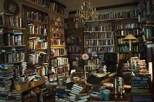 Can you believe these are miniatures? Carrie M. Becker is one of the best in the game. I don&rsquo;t know how she does it, but I sure wish I did 😂🥰 If you know her personally, can you please tell her to get on IG, I&rsquo;d like to stalk her (art),
