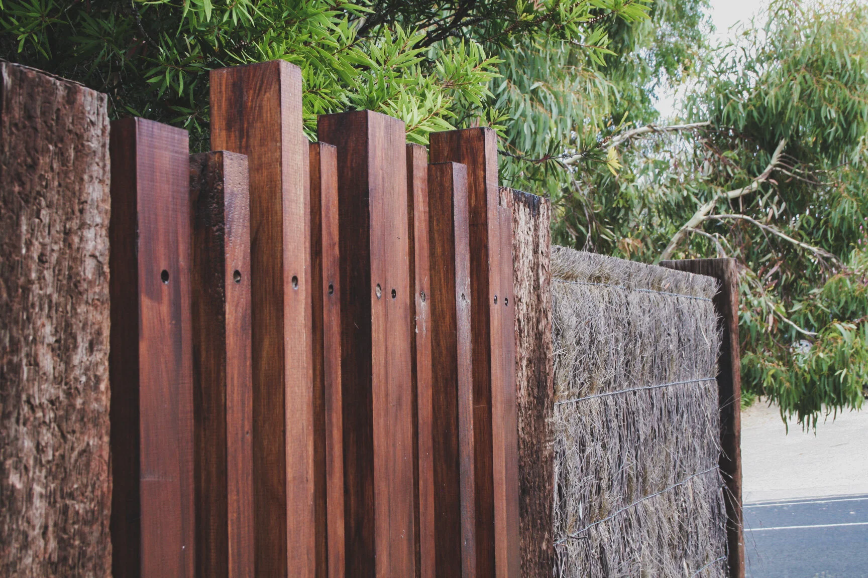 18_Domain_20road_20fence_garden_design.JPG
