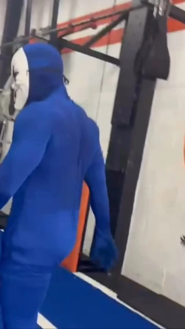 We invited our creepy friend to train this spooky season.
He'll be around for some candy π 
#halloween #spooky #funtraining #glebe #workouts #gym #fitbes #rj #boo #scary #spooky