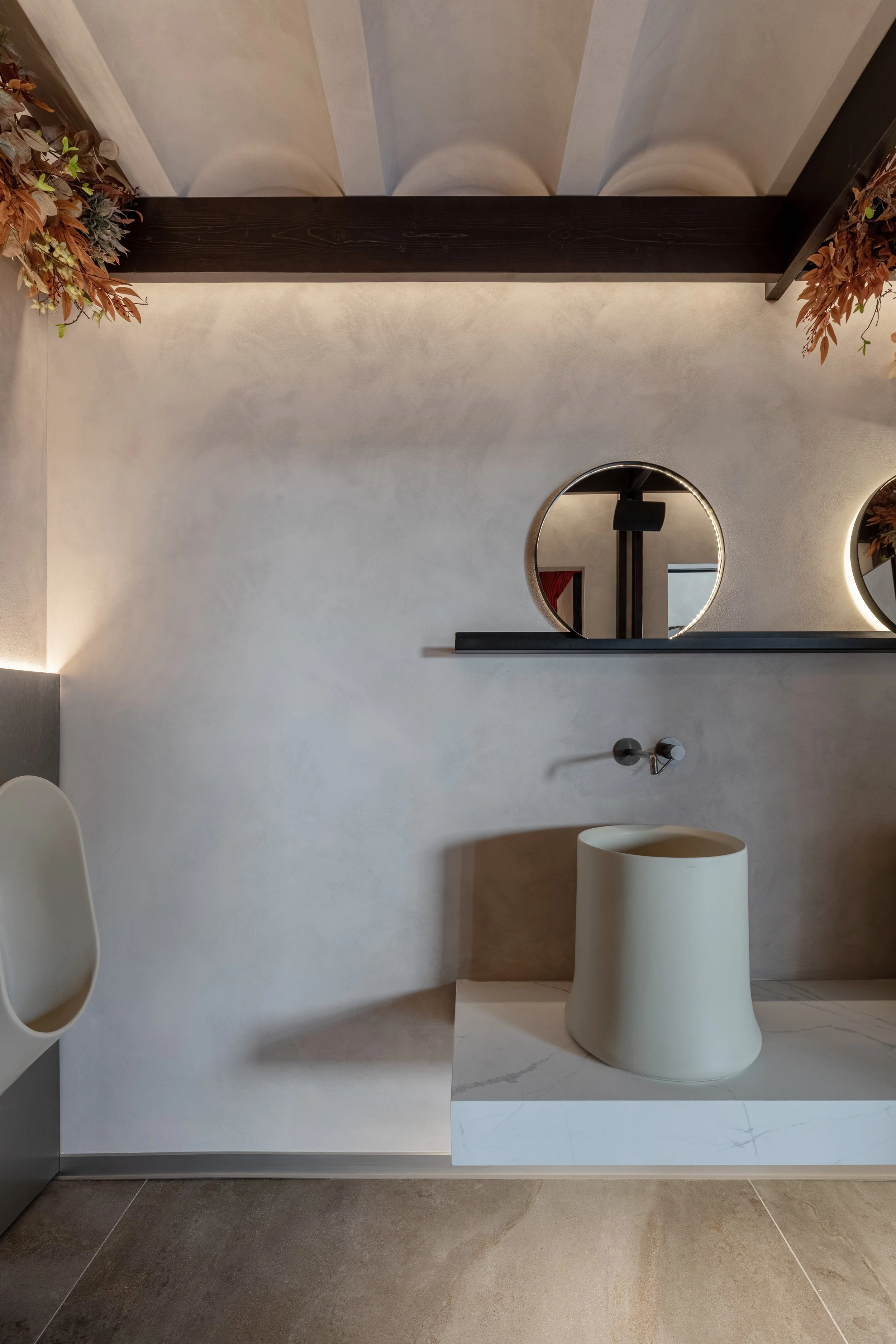 amenajare design interior toaleta barbati restaurant aura