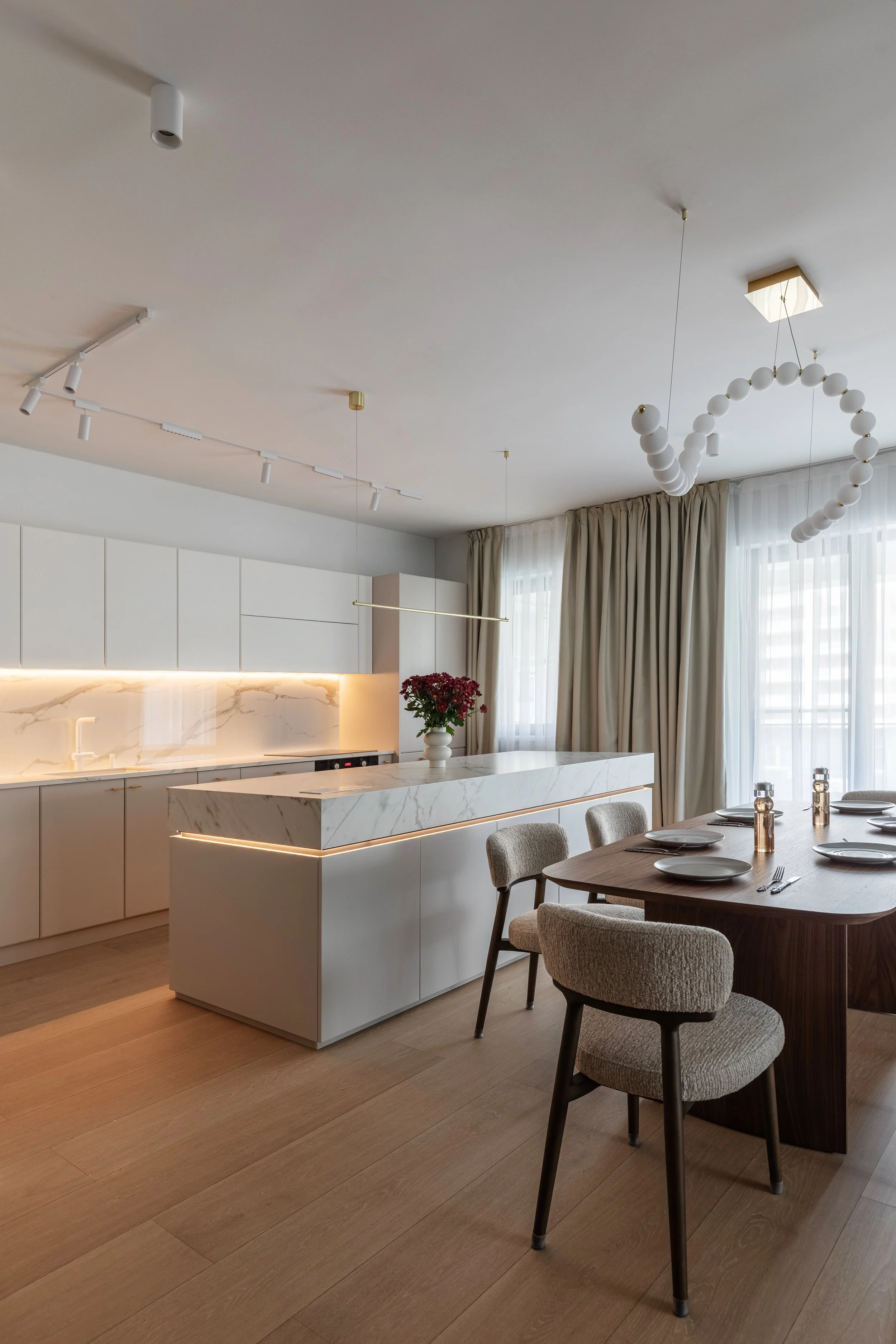 amenajare design interior bucatarie open space cu zona dining integrata apartament 4 camere