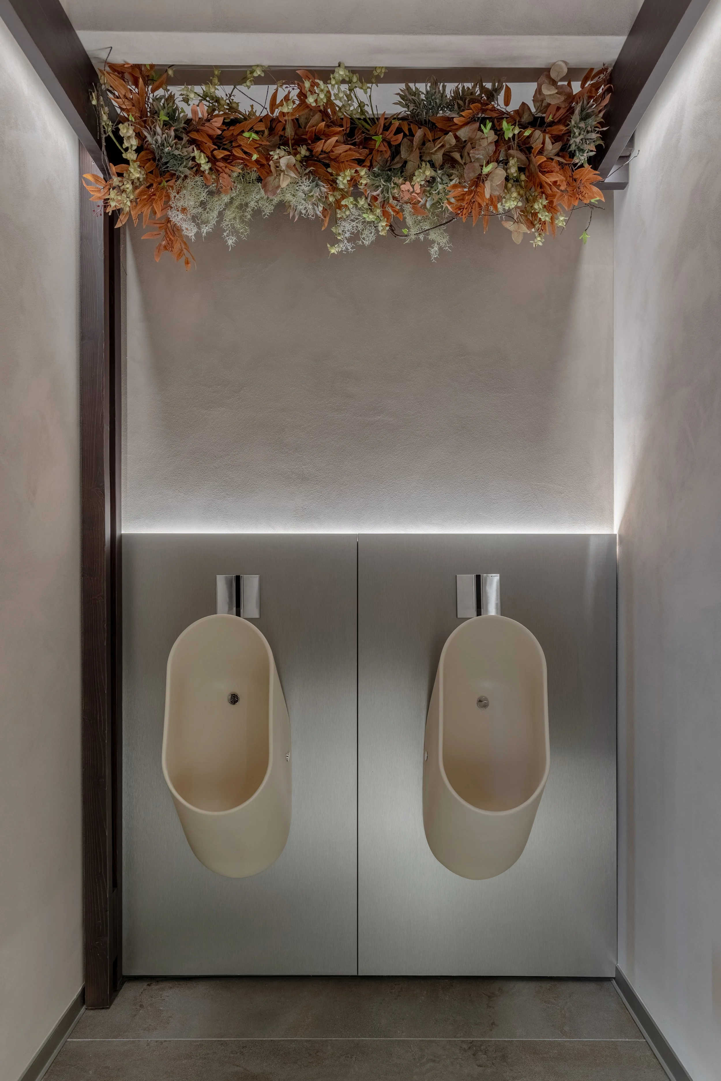 amenajare design interior toaleta barbati restaurant aura