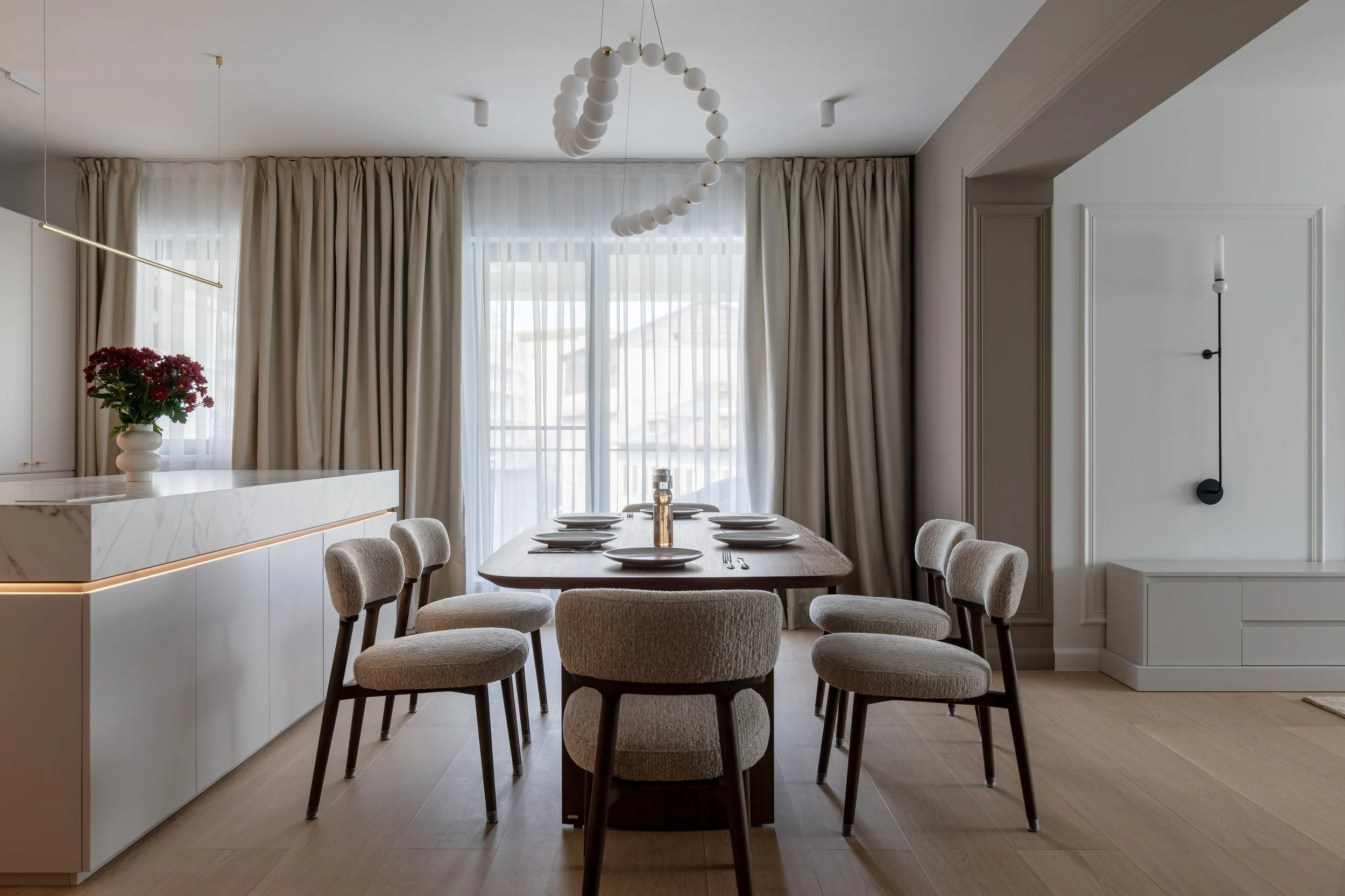 amenajare design interior bucatarie open space cu zona dining integrata apartament 4 camere