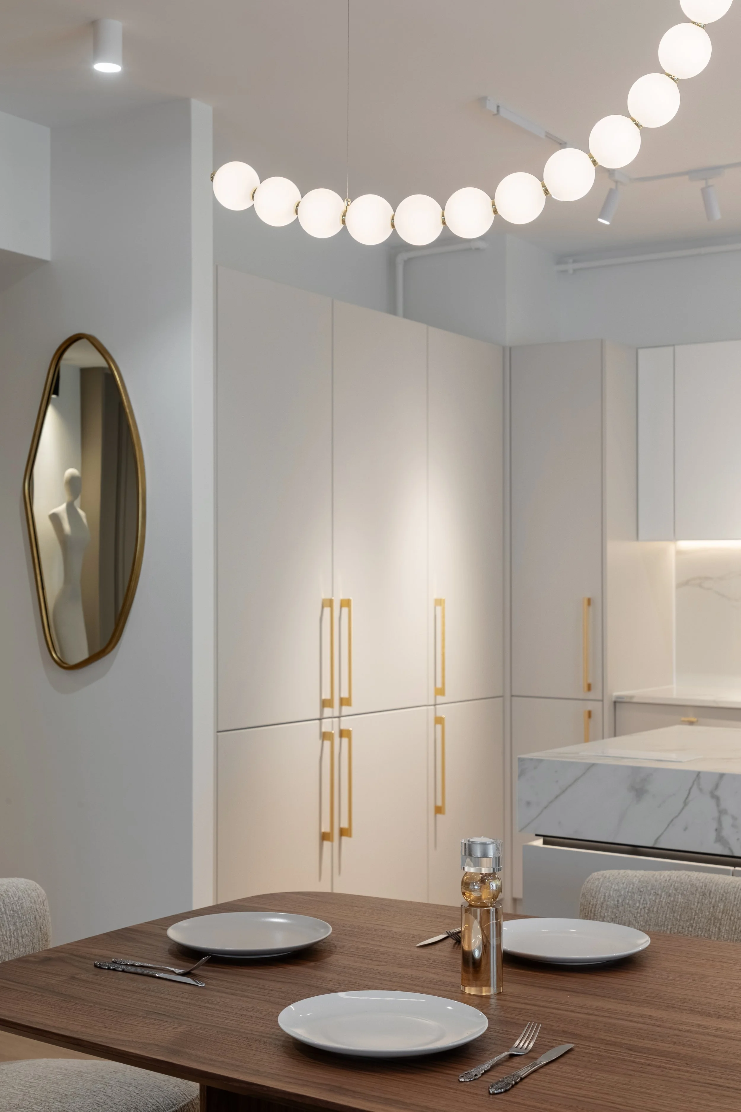 amenajare design interior bucatarie open space cu zona dining integrata apartament 4 camere