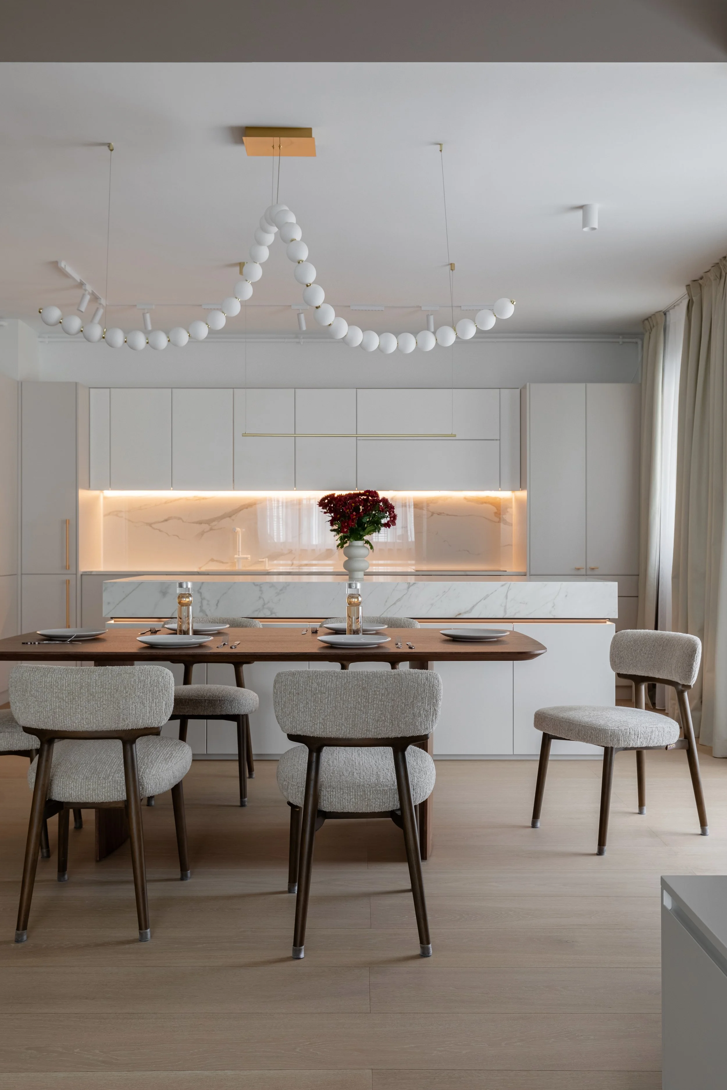 amenajare design interior bucatarie open space cu zona dining integrata apartament 4 camere