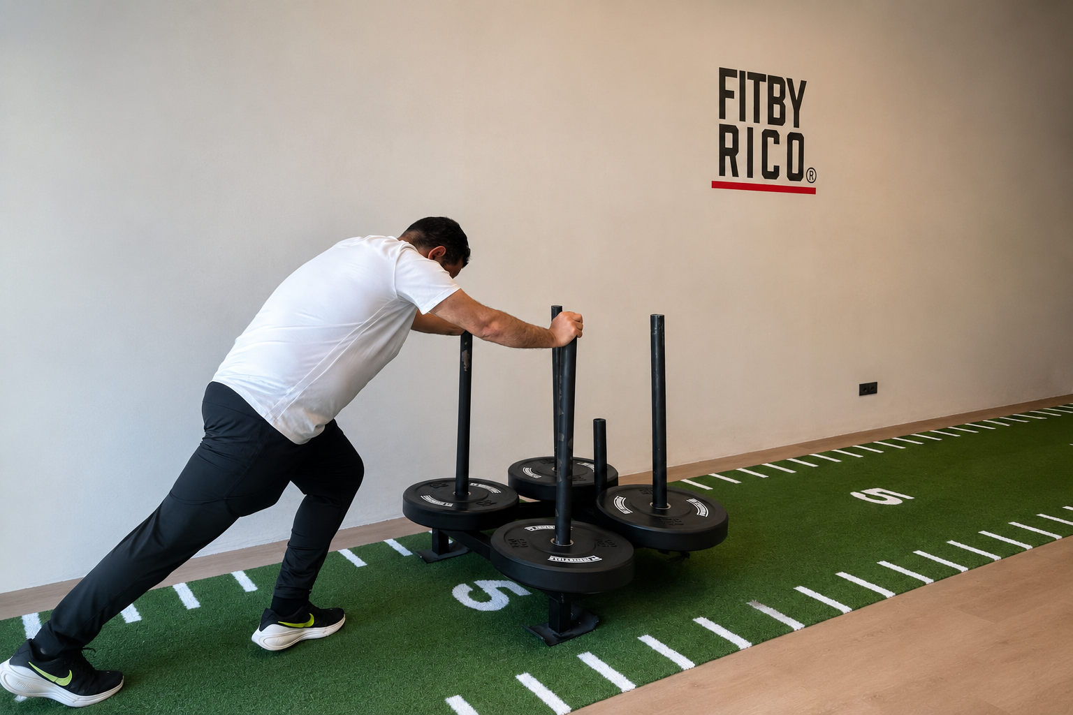 Klant voert een sled push oefening uit tijdens functionele krachttraining bij Fitby Rico personal trainer in Maarssen