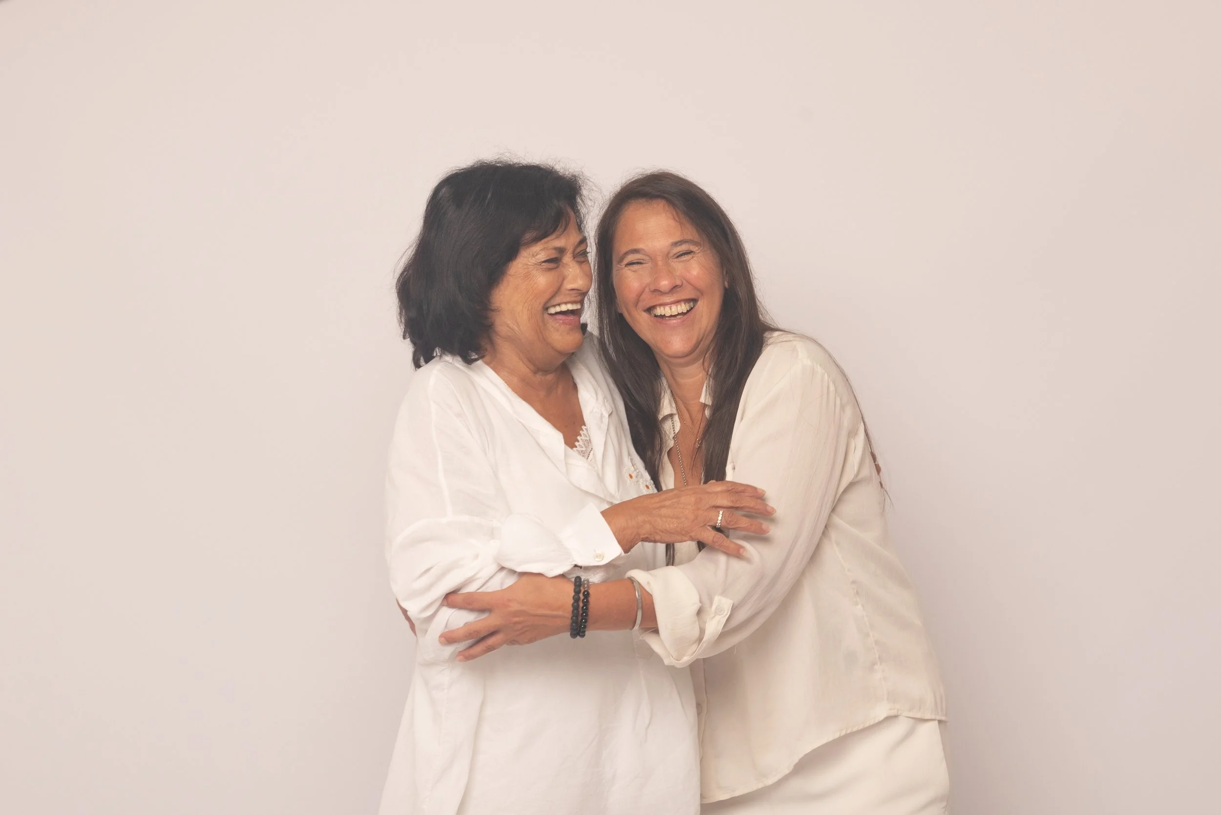 madre e hija adulta riendo