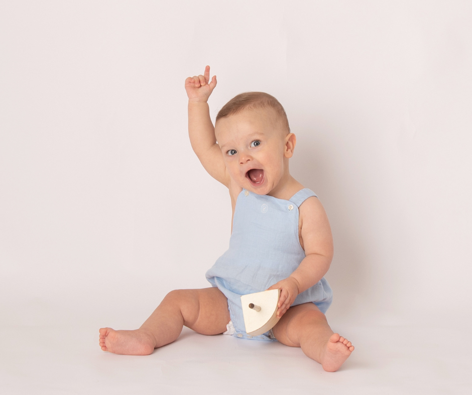 niño de 1 año feliz