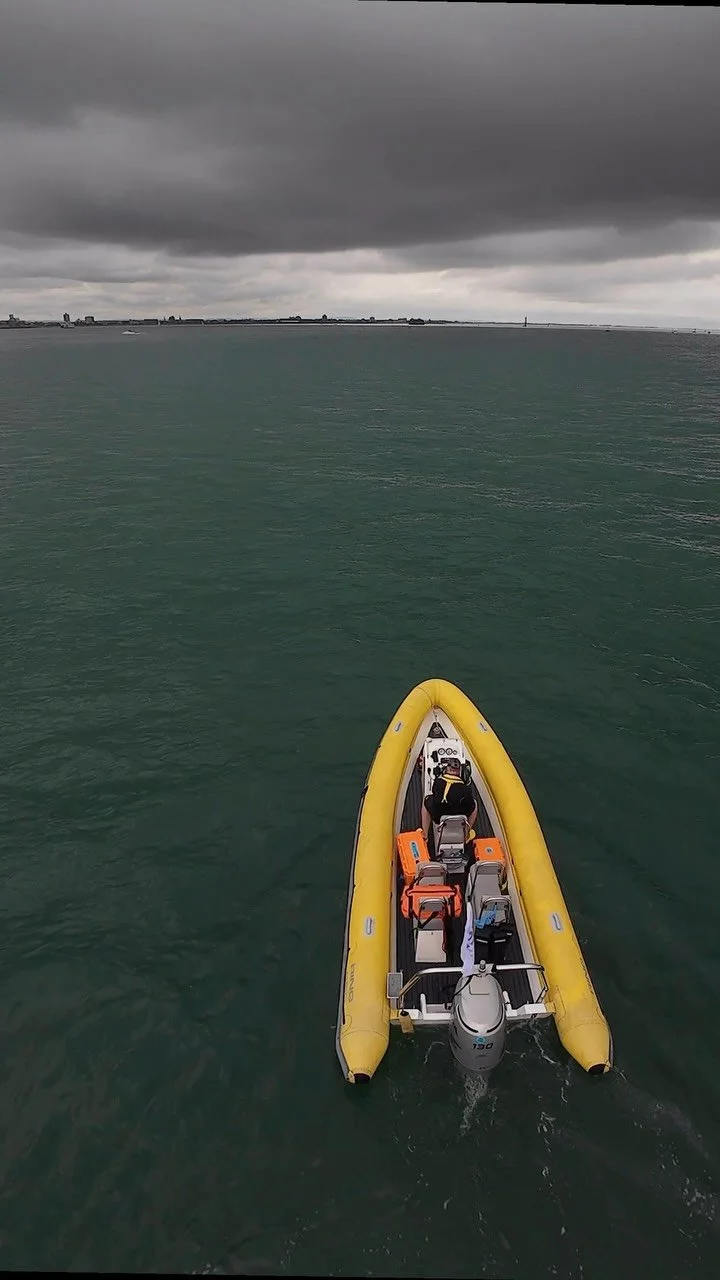 First solo FPV drone flight from the new PKC Media rib 💥
She’s hard to miss in bright yellow — and flying single-handed from a moving platform isn’t exactly easy… but it’s getting there.
#FPVdrone #DronePilot #OnTheWa