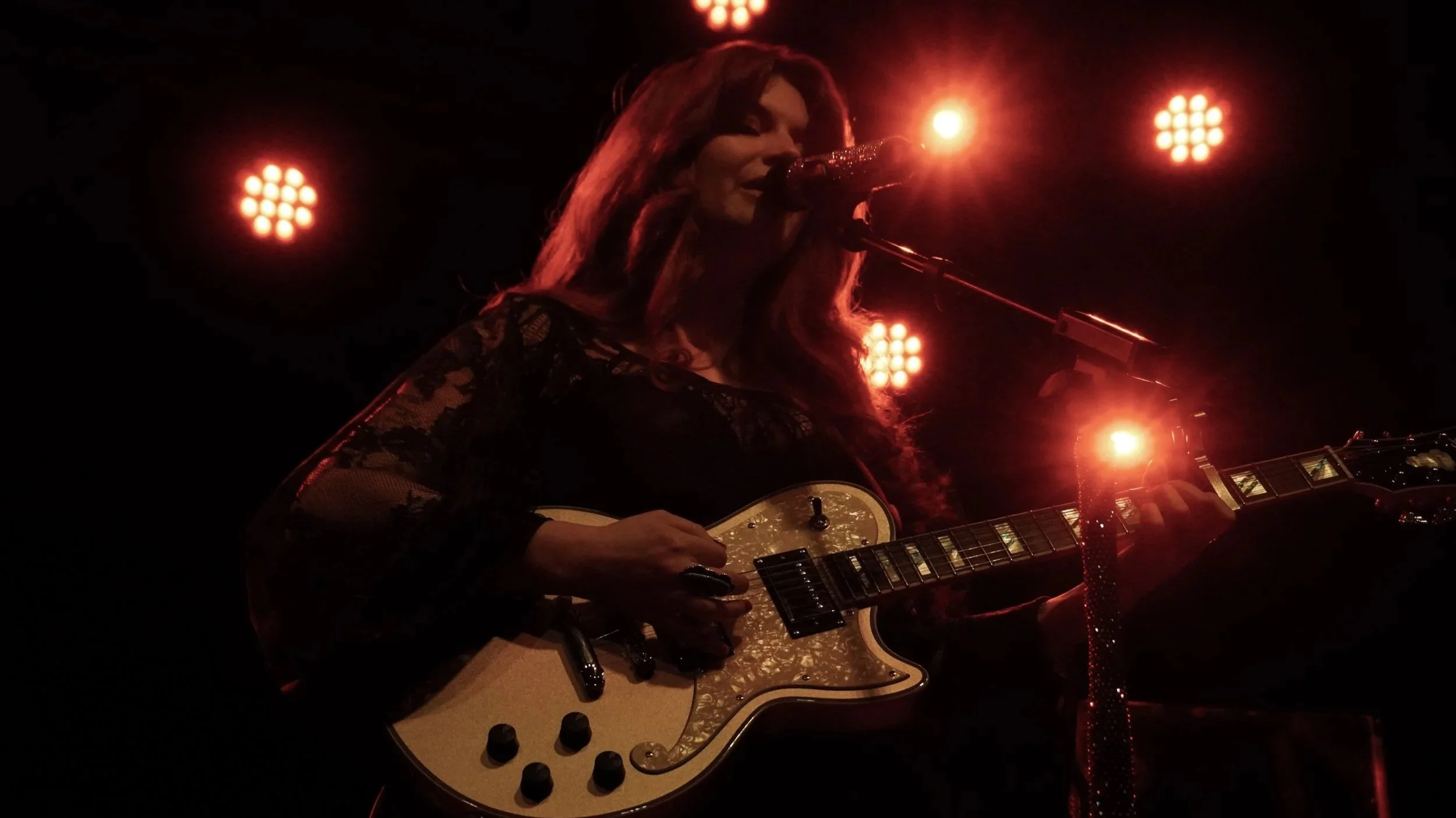 Willow Avalon takes on Manchester Academy 2