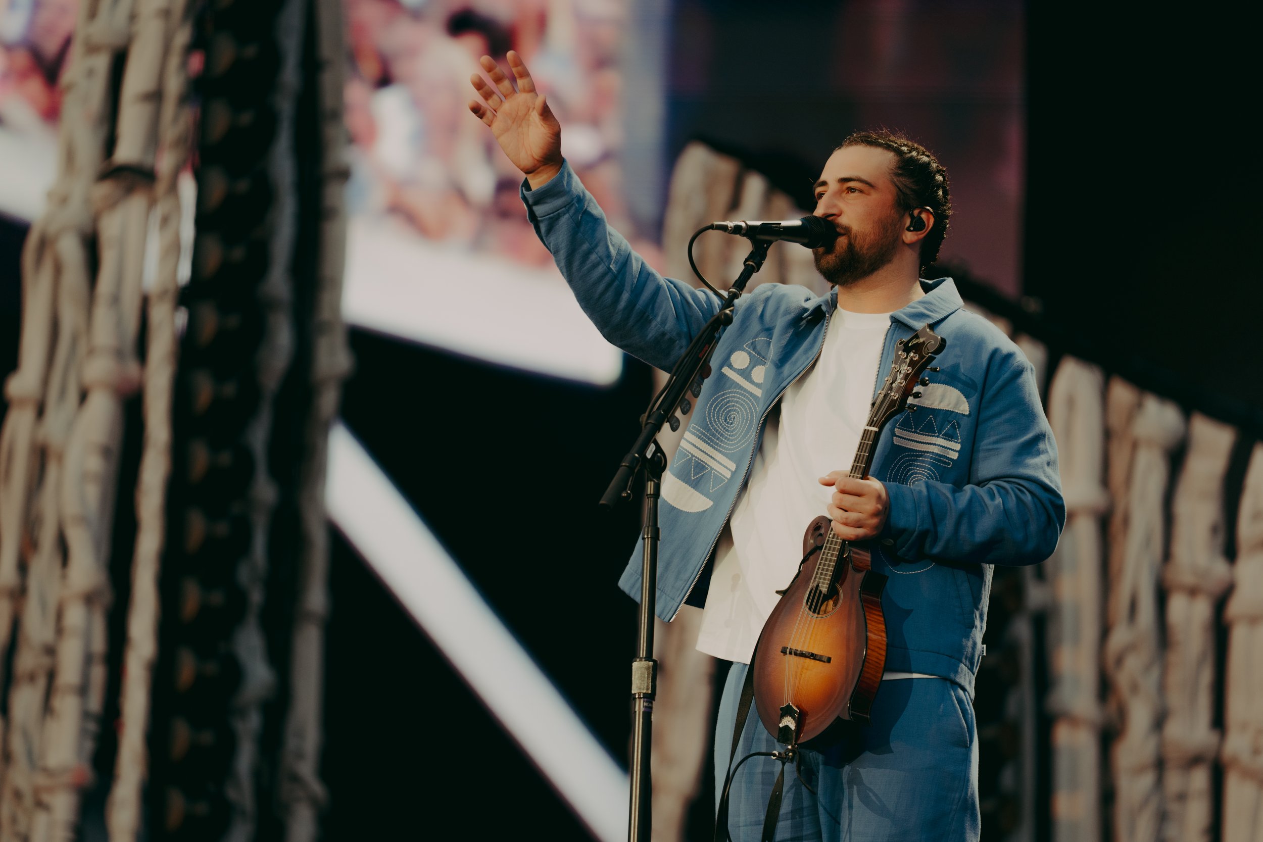 Noah Kahan and friends surprised and created an electrifying evening