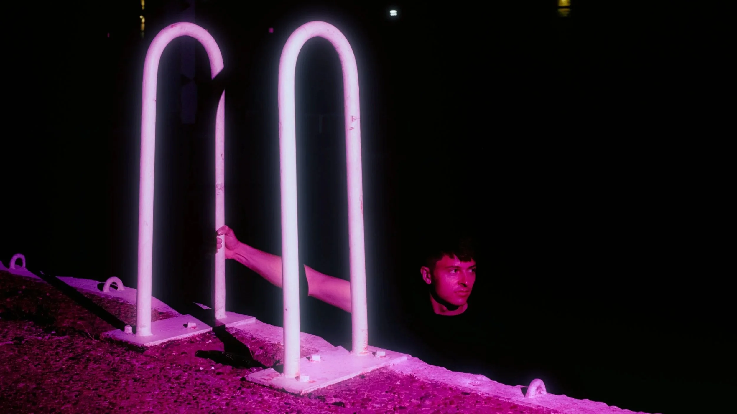 Max Avoidance steals the synthwave scene with experimental ‘Alone’