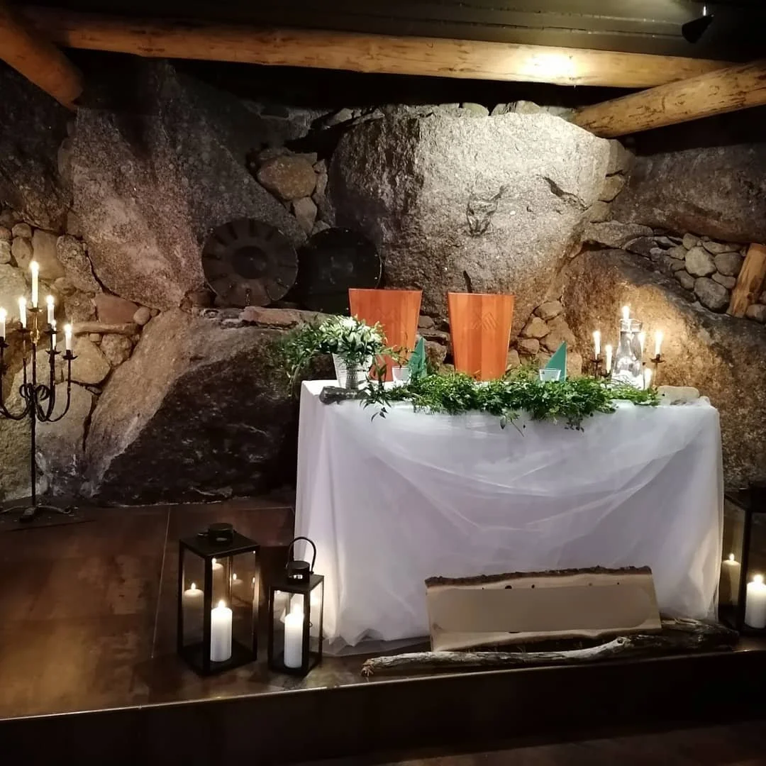 Linnalla juhlittiin viikonloppuna upeita h&auml;it&auml; 💕 P&ouml;yt&auml;koristelut toivat Linnaan ihanaa vehreytt&auml; ja tunnelman viimeisteli @viihdytin
