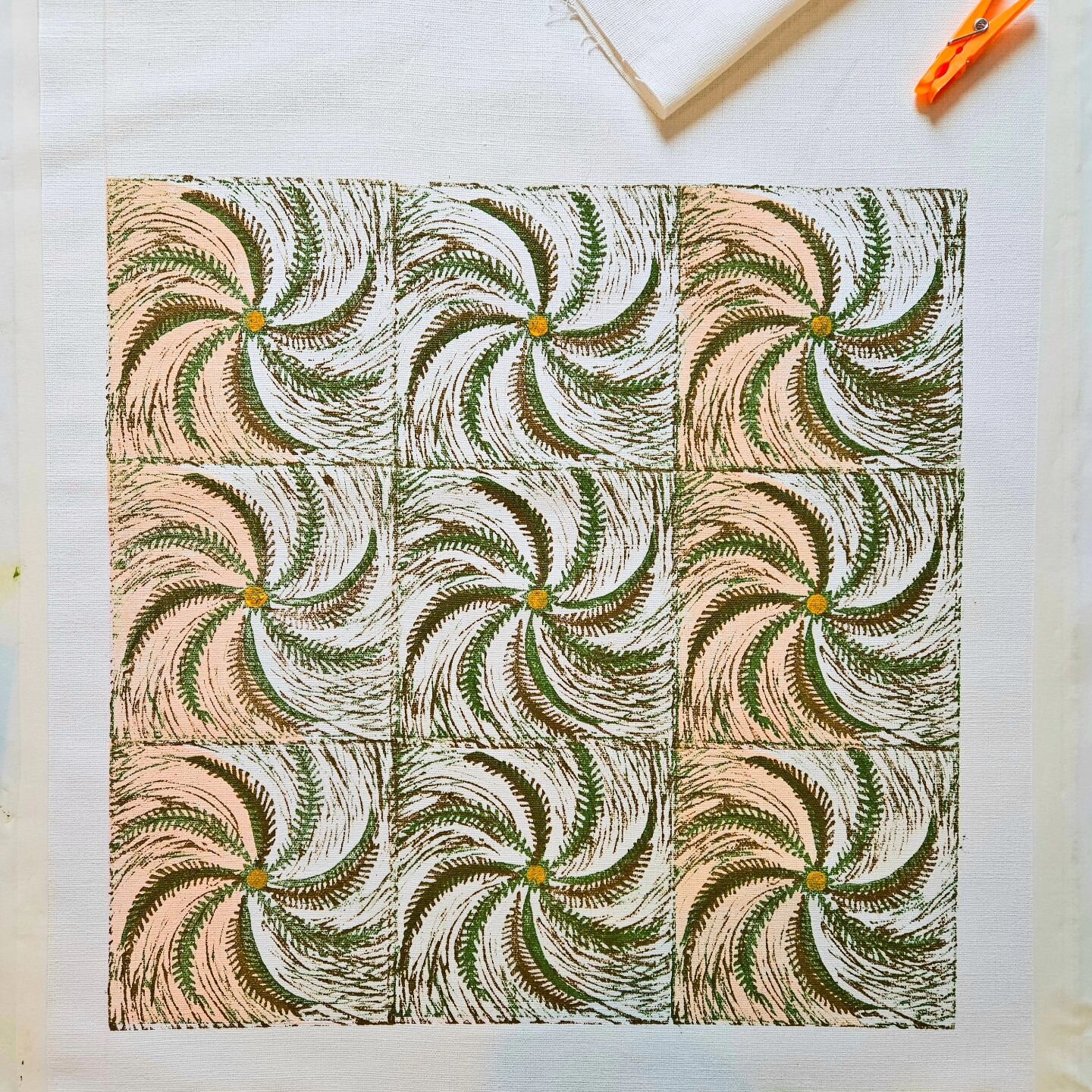 I'm printing a batch of big &amp; slouchy bags for the summer.  This design is based on a Welsh fern quilting pattern.
#handblockprinted #linoblockprintedtextiles #contemporarycraft #smallbatchtextiles #sheffieldsmallbusiness #shoppingbag #find.amake