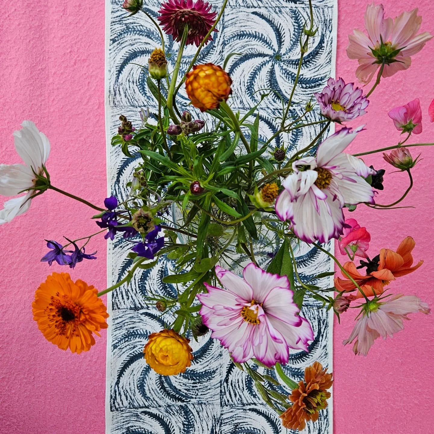 Had one of those Sheffield evenings last week - one minute in town and the next in the country, picking a bucketful of beautiful flowers @regatherflowers in the Moss Valley.
Today I tried out some photo ideas for new table runners - a pink shout out