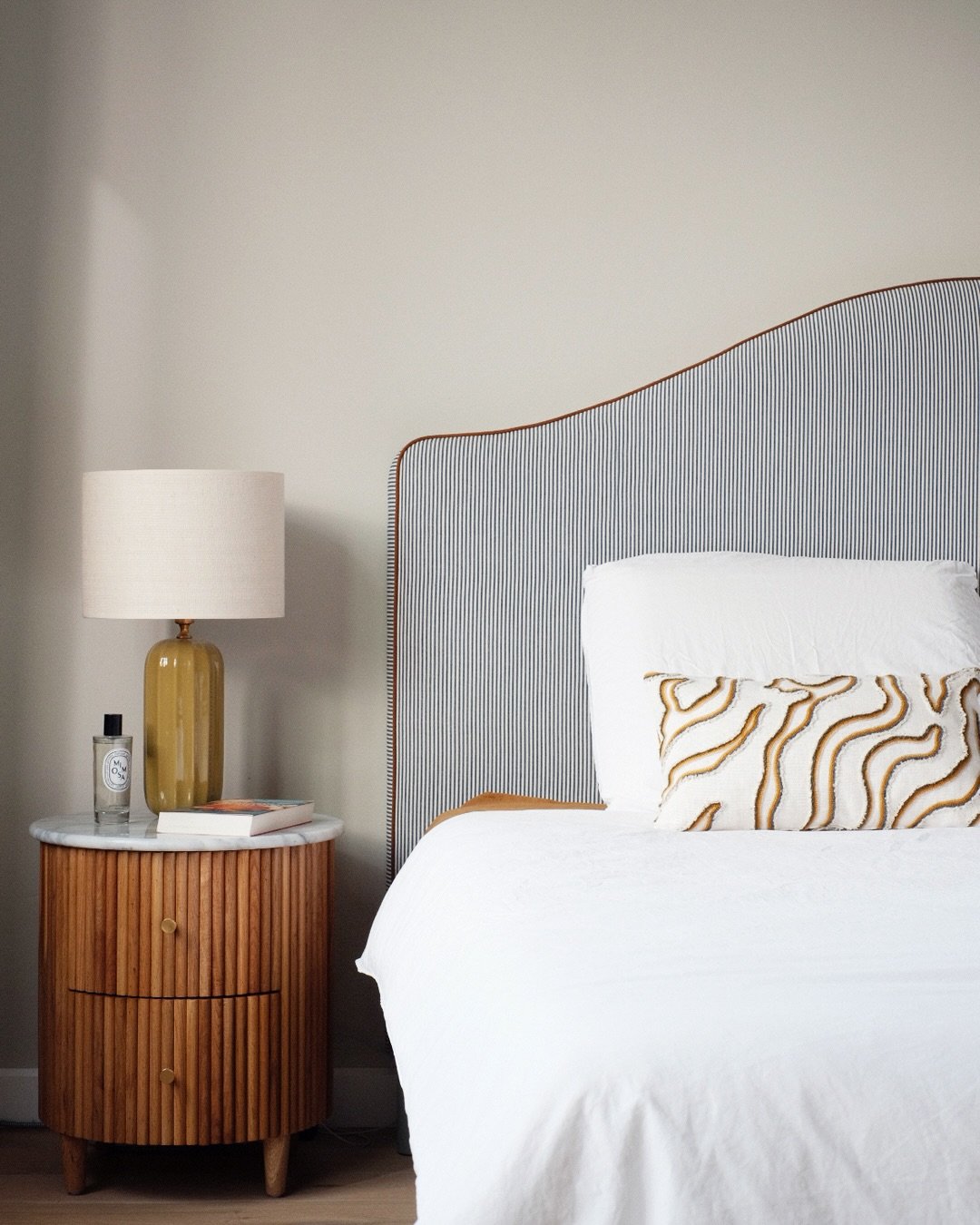 💭 NEW BEDROOM - Swipe voor de before ➡️ De muurkleur bleef hetzelfde (Cotton cloud van @labcolourtheworld), maar verder veranderde bijna alles. Het hoofdbord is gemaakt door @lamespoule, de kussens door @sillas_meubelstoffeerderij / @kussen_van_hann