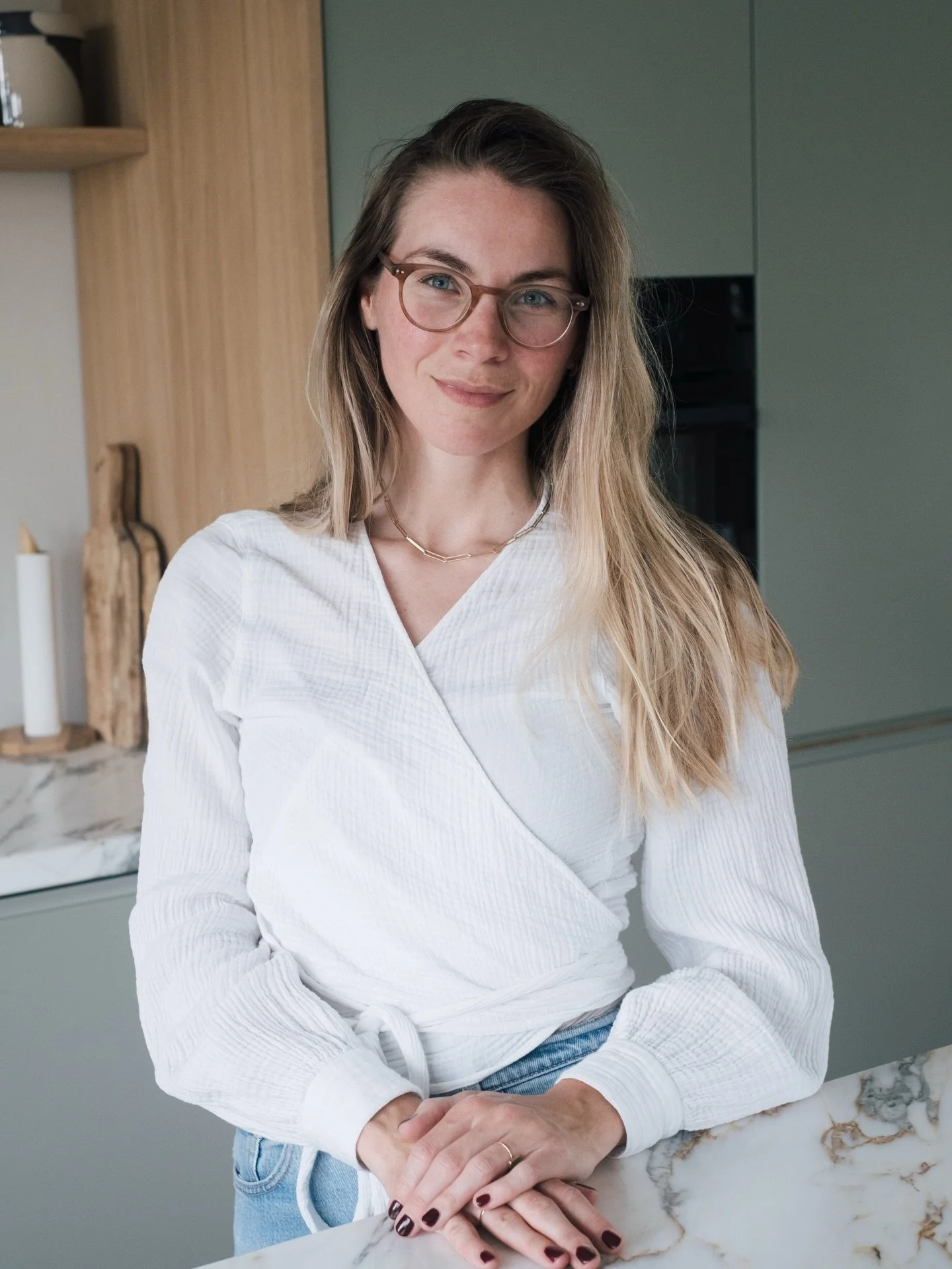 Iedereen die mij een beetje kent weet dat dit geen realistische foto is: zo&rsquo;n witte blouse blijft bij mij nooit langer dan 5 minuten wit. En als ik hier in de keuken aan het bakken of koken ben, dan ziet het er meestal uit alsof er een tornado 