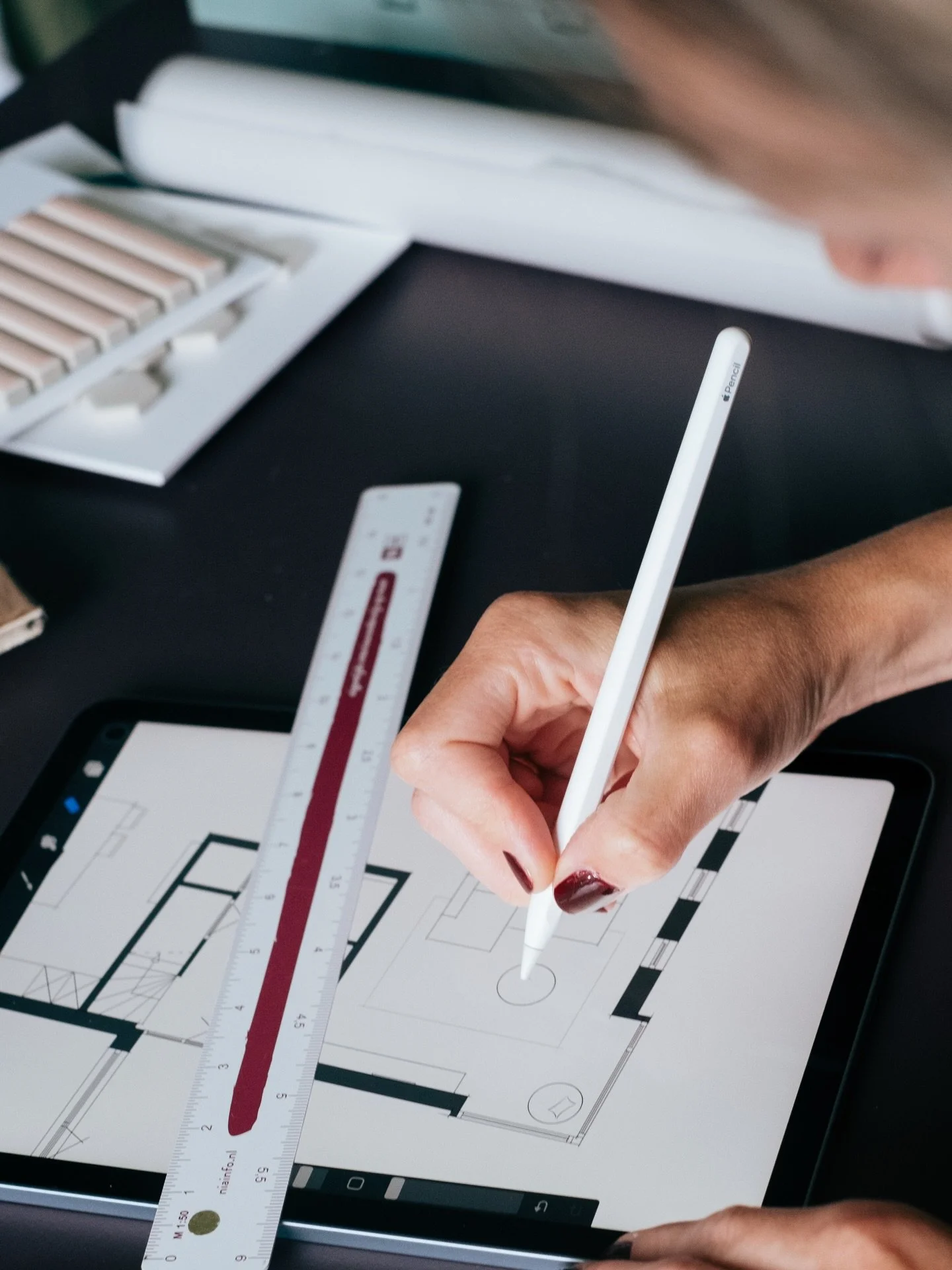 Het is zover: tijd om je spullen te verhuizen naar je nieuwe huis! Je hebt eerder wat indelingen geschetst op een velletje papier, maar nu het zover is blijken je meubels toch niet lekker te passen in de ruimte. Je eetkamerstoelen staan iets te dicht