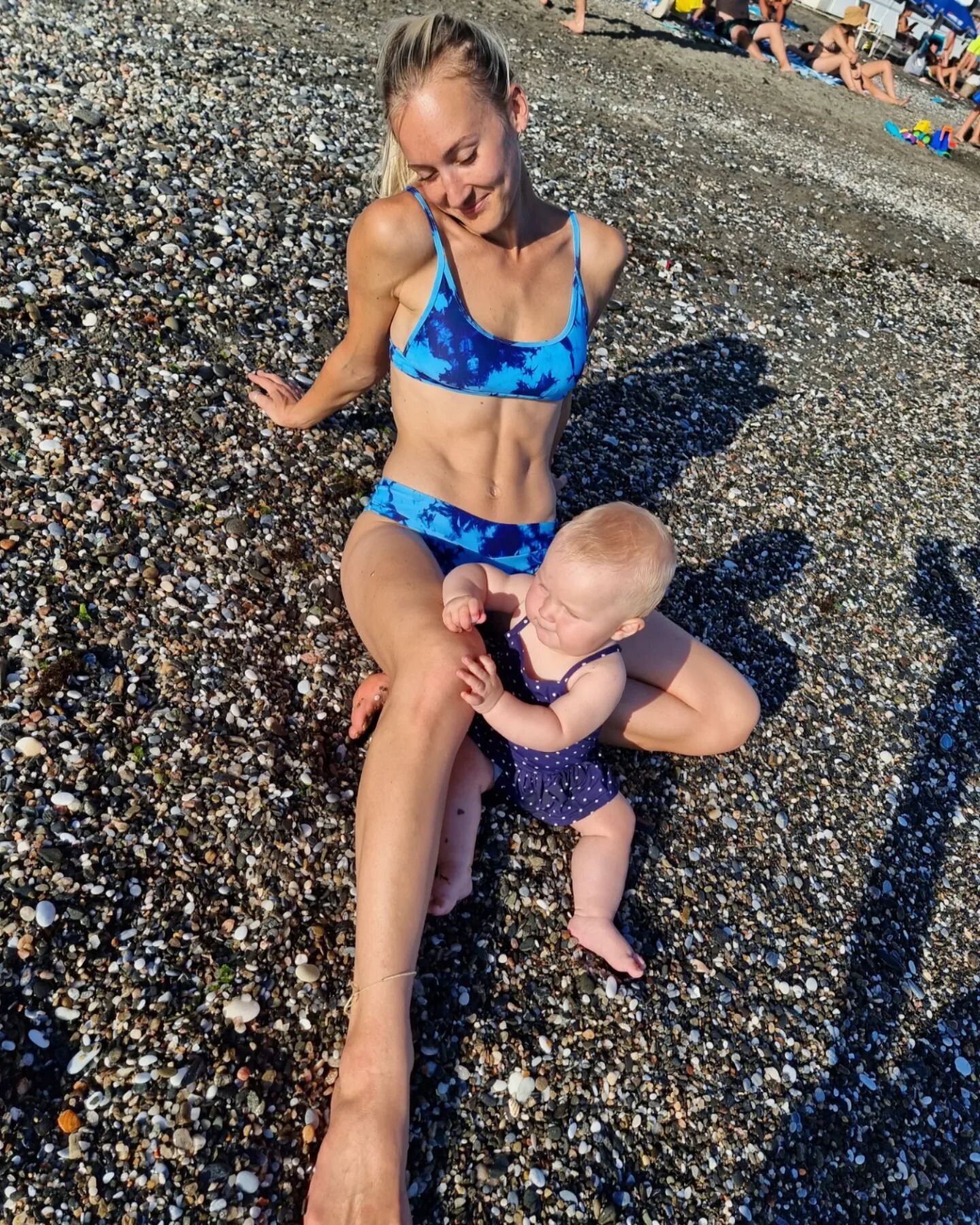 Little holiday throw back 💭  note to self: babies will eat stones and sand, swimming pool water too yes but on the whole pools are easier 🆗️🖋 hence this was our only trip to the beach 🤪🥴