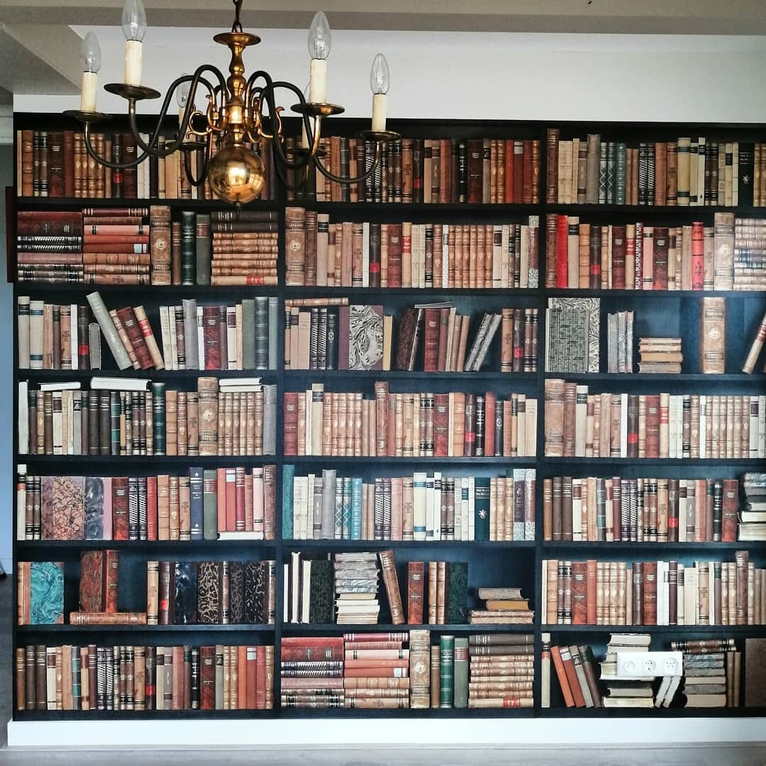 Deze week gestart met deze fotowand van @photowall_sweden
Van een witte muur naar een boekenkast die je niet hoeft af te stoffen 😉
Door ons ingemeten, op maat gemaakt door de leverancier en geplakt door ons maakt dat de boekenkast supermooi uitkomt 