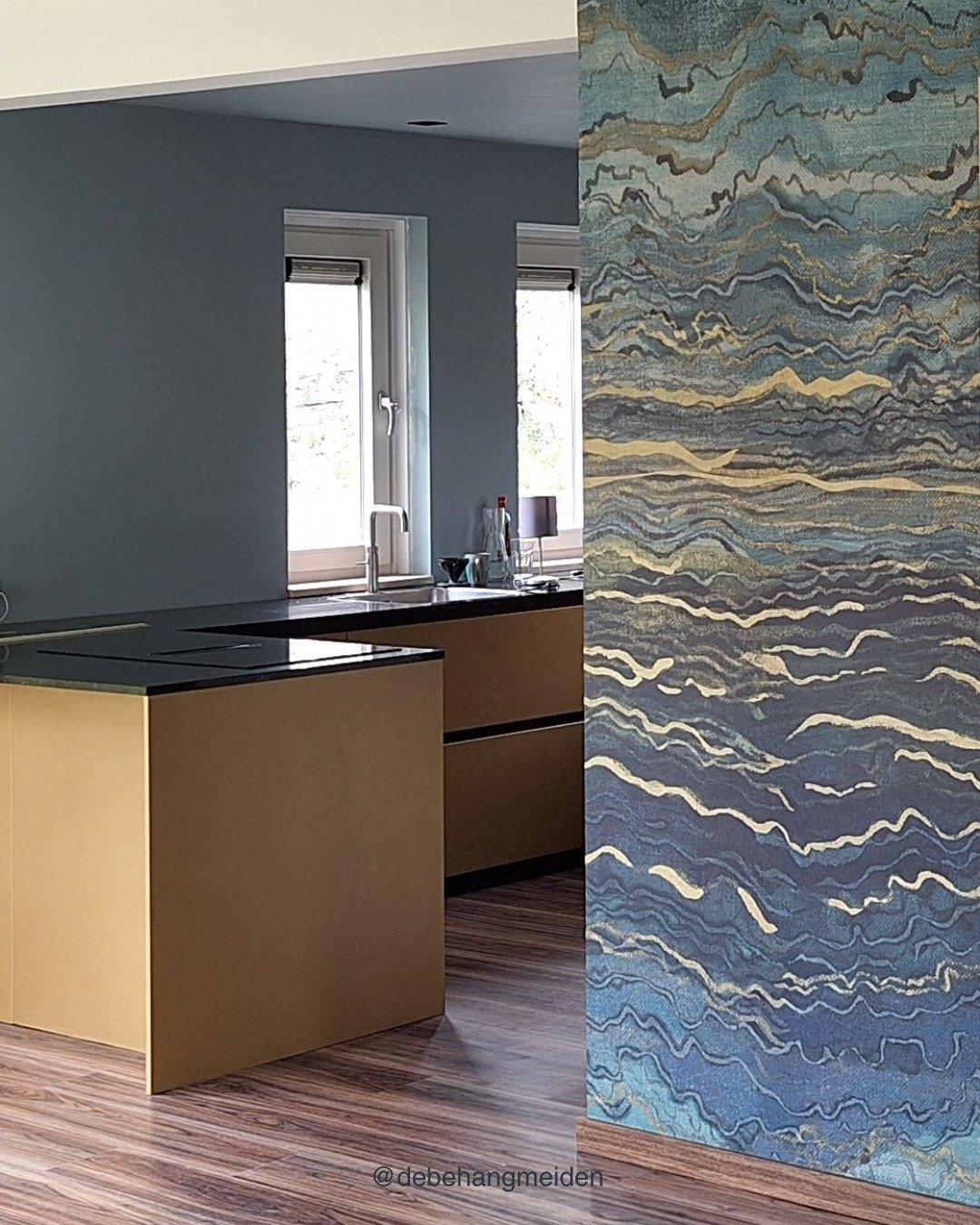 Deze digitale print 'Azurite' van @casamance_official laat de geoxideerde kleuren van azuriet zien. Dit behang is gedrukt op een metalen basis waardoor de intensiteit van de kleuren nog mooier overkomt.

Naast de Azurite is hier ook de 'Arty' van @la