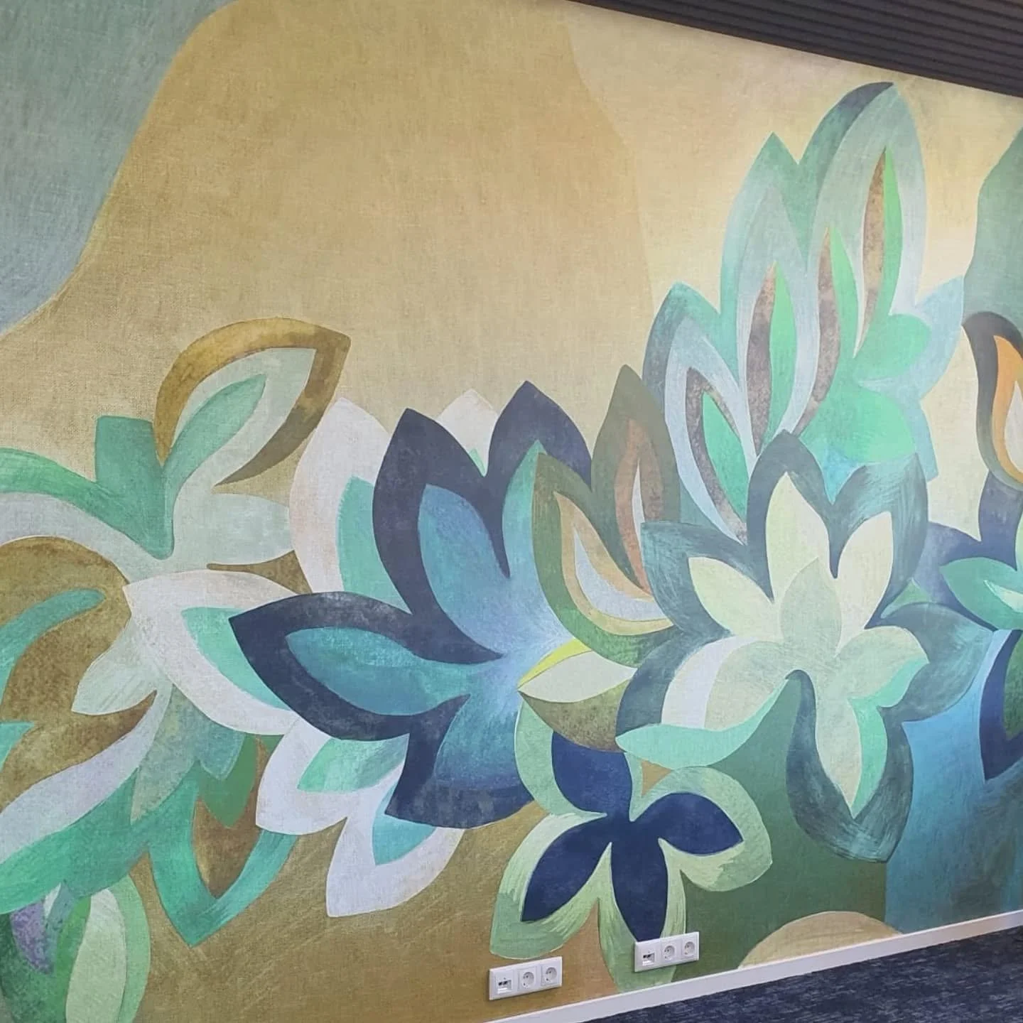 Werken op kantoor saai? Hier in ieder geval niet!!

In opdracht van @lippewonen mochten we onder andere deze prachtige mural van @masureel plakken in het nieuwe pand van Tolman Takel &amp; Berging

Mural: @masureel 
Collectie: Rhapsody