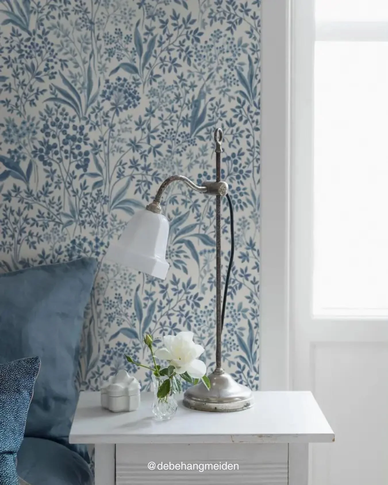 Blauw is de kleur van rust en ontspanning. 
Dus de perfecte kleur om in de slaapkamer te plakken🩵

Dit behang is van @borastapeter wil je meer van dit soort behang zien kom langs bij @karstenwonen en laat je verassen🧵

#behang #interiordesign #bor&