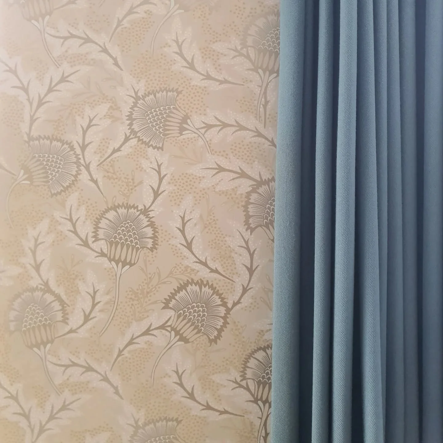 In opdracht van @lippewonen mochten we onder andere dit coole behang van @eijffinger plakken.

Behang: @eijffinger
Collectie: Solange