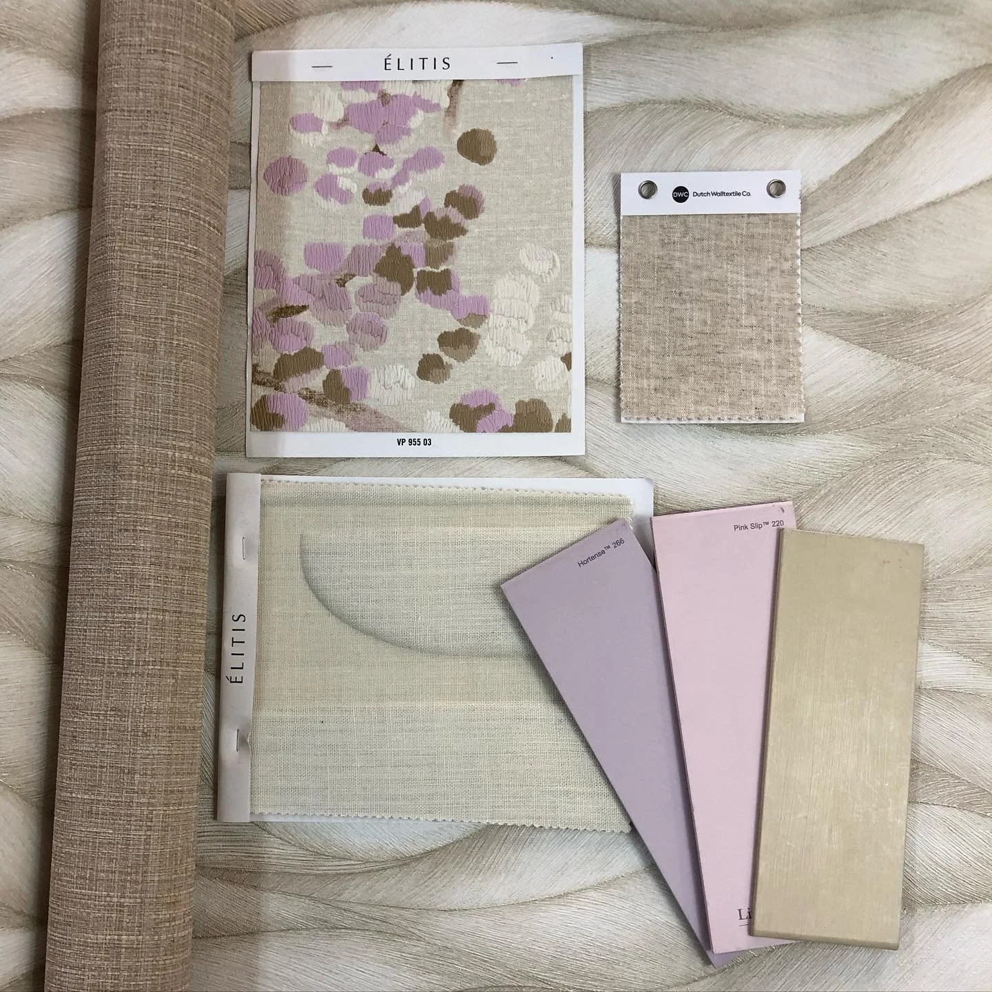 Flat-lay vol woon inspiratie.

#walldecoration #woonkamerinspiratie #behang #wooninspiratie #wallart #interior #intereur #interieurstyling #beige #kleurrijkwonen