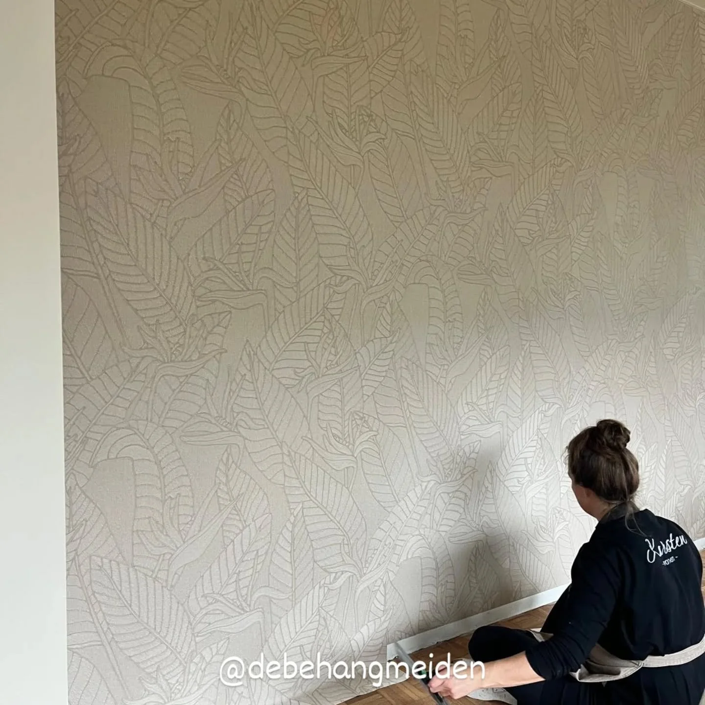 Wij hebben dit behang van @artewalls collectie Tali Strelitzia Silk mogen plakken.
Kijk hoe mooi dit behang doorloopt in de kamer

#interieur #bahang #behanginspiratie #artewallpaper #wallpaper #behanger #debehangmeiden #vakmanschap #beige #japandi #