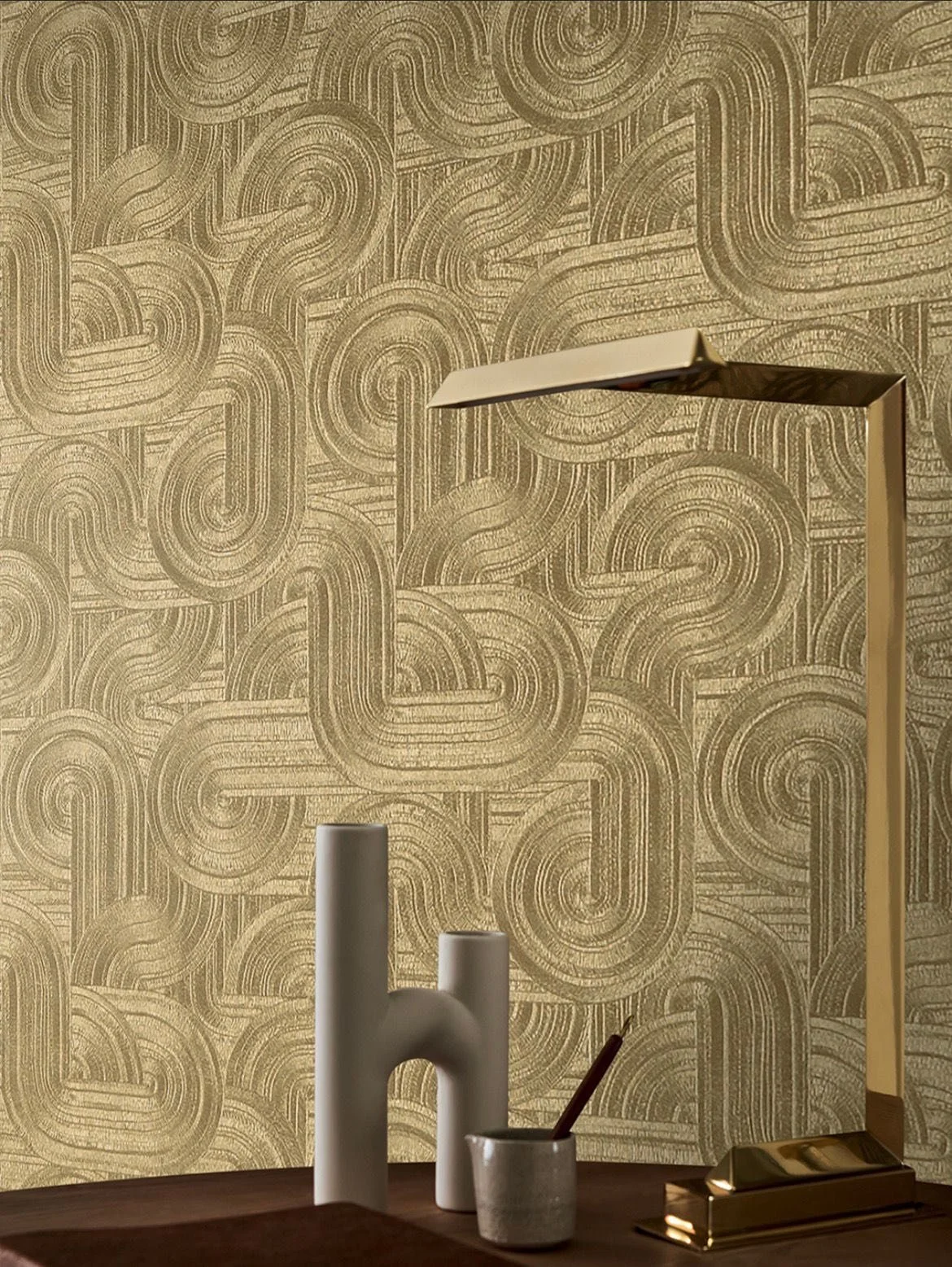 Dit gouden behang van @casamance_official van de nieuwe collectie Ecrin is een echte eye catcher. 

#debehangmeiden #behang #interior #goud #behanginspiratie