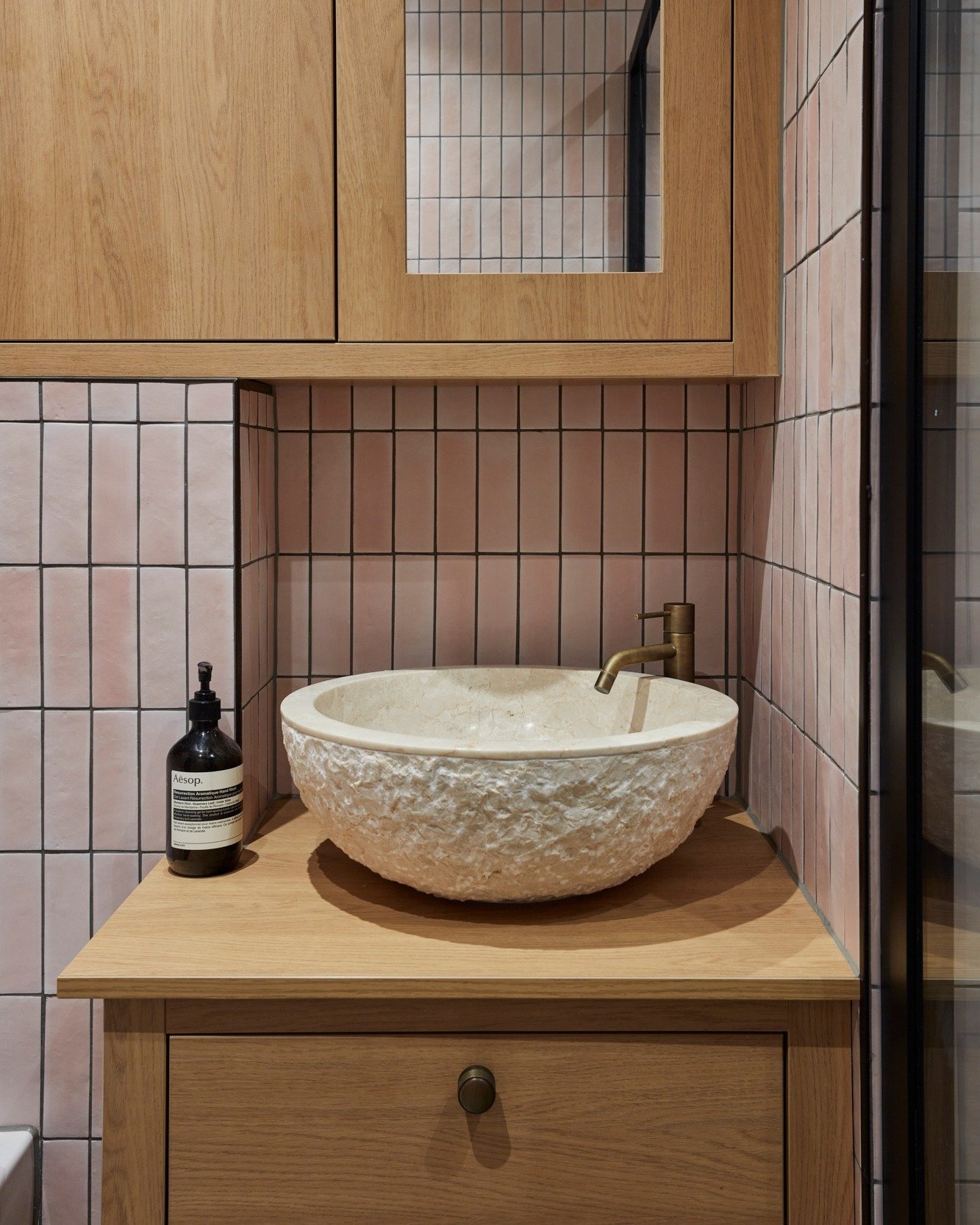Looking for bathroom inspiration? 💡 Here&rsquo;s a peek at one of our latest bathroom designs! 🌿 We went for a mix of warm wood textures, soft pink tiles, and a statement stone basin to create a space that feels both natural and luxurious. ✨
Swipe 