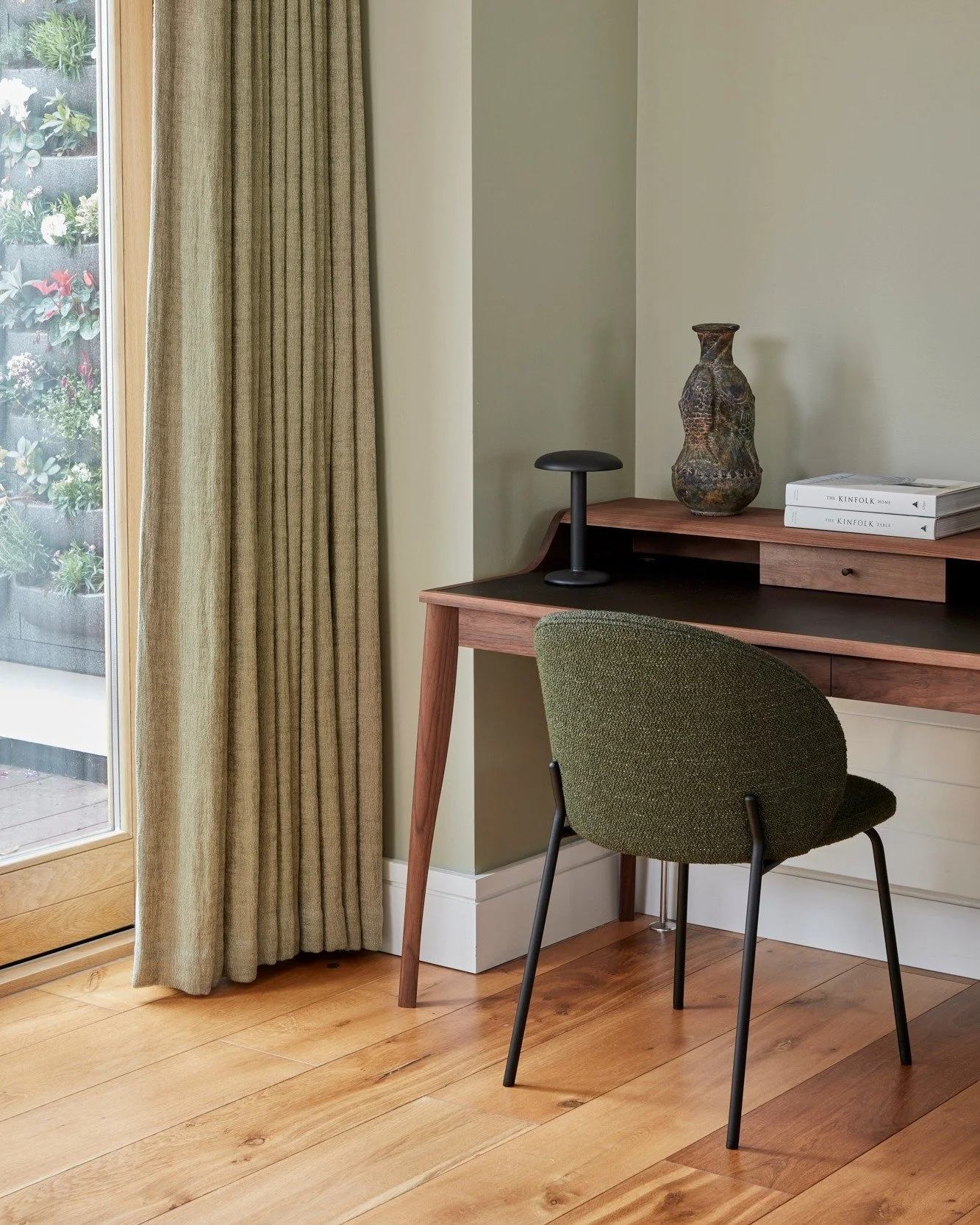 Who wouldn&rsquo;t love a little corner like this? 📚✨ In our Marylebone project, we created a cosy reading nook and study space that perfectly balances style and functionality. The earthy green tones, natural wood finishes, and soft textures make it