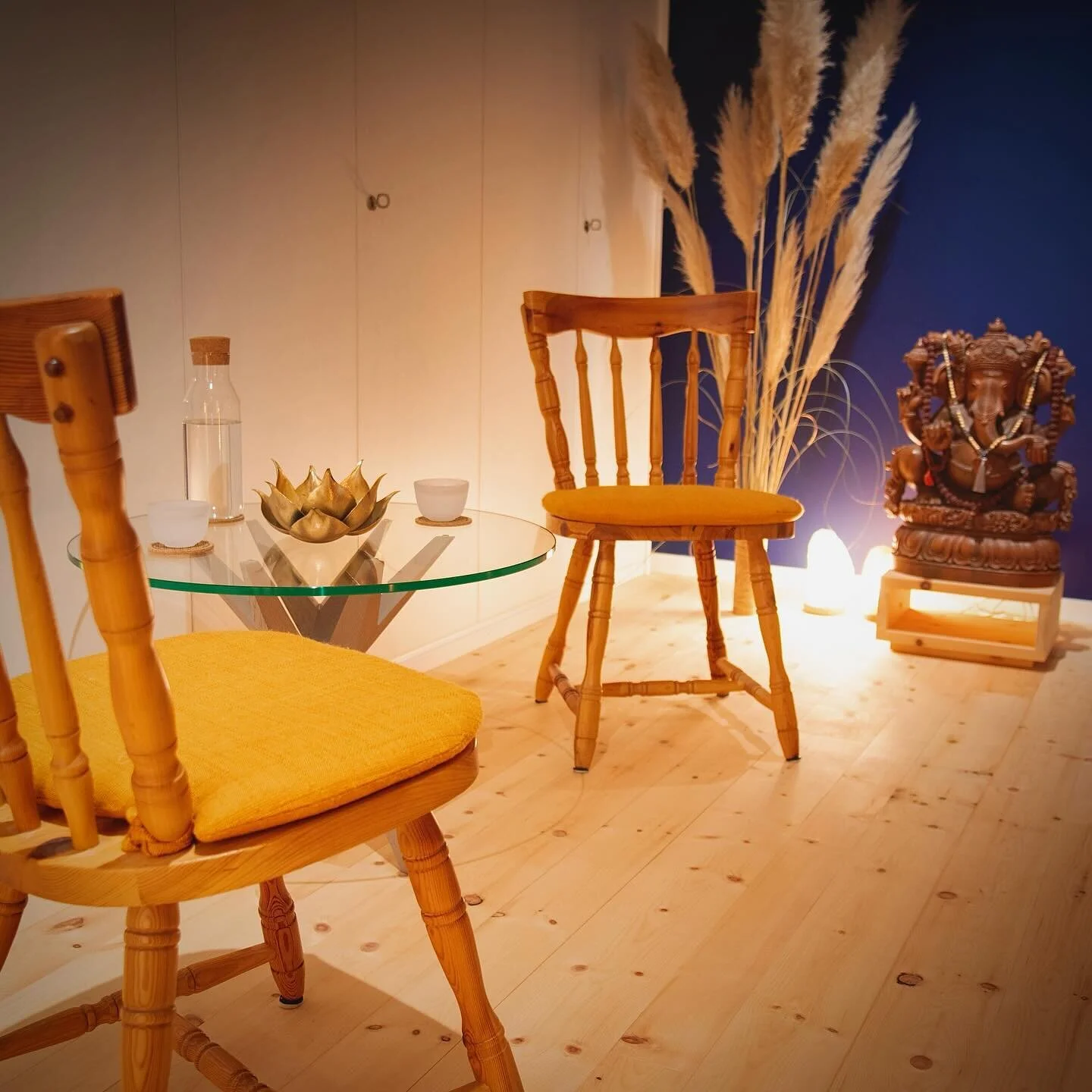 sit down and feel the presence
assieds-toi et ressens la pr&eacute;sence
setz dich und sp&uuml;re die Gegenwart