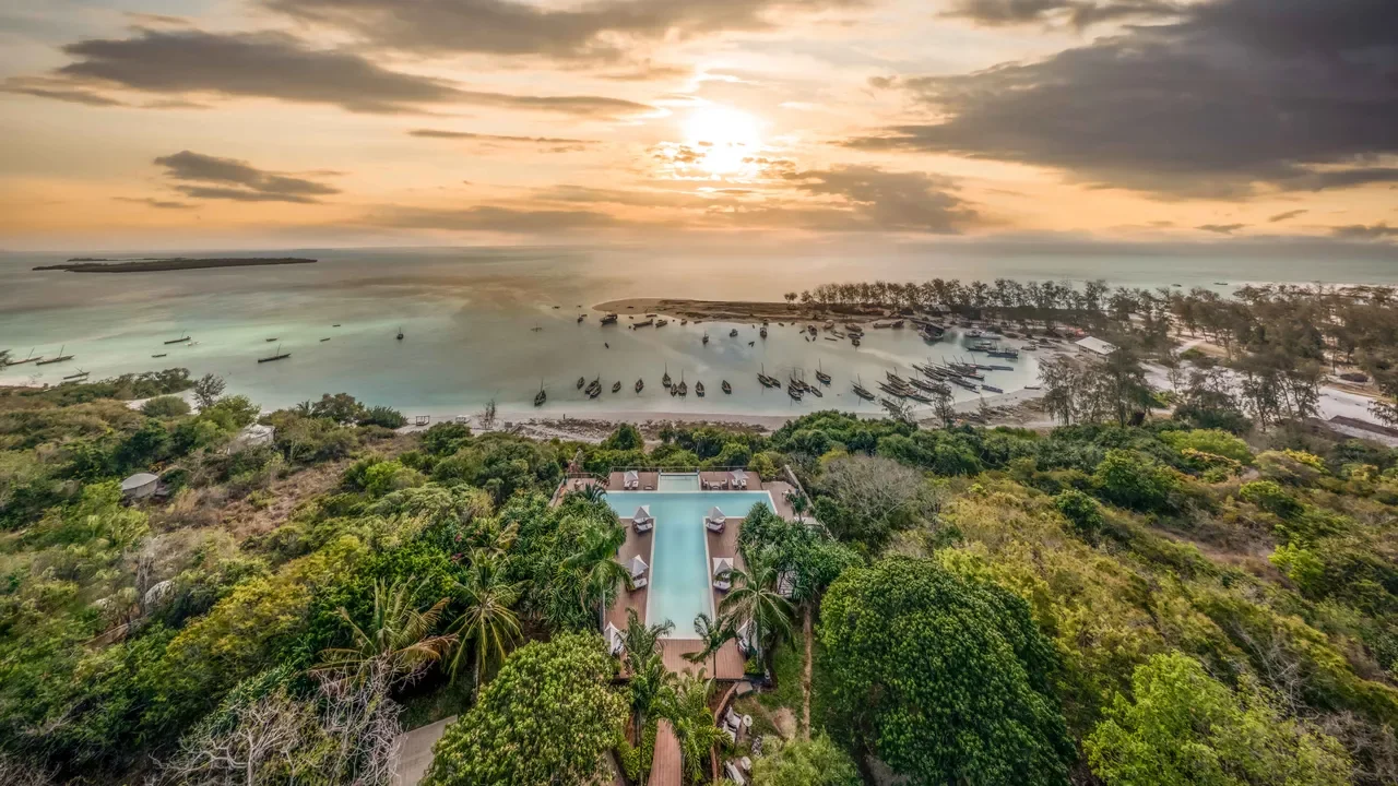 kilindi-zanzibar-galleryelewana-kilindi-zanzibar-sunsetpoolpanorama-min.webp