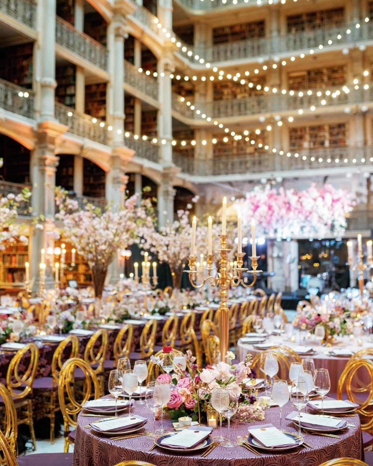 When your venue is as grand and awe-inspiring as this one, let&rsquo;s design your wedding to match! R+N&rsquo;s wedding was luxurious from start to finish with a wow-factor focal point everywhere guests looked.
⠀⠀⠀⠀⠀⠀⠀⠀⠀
Photos: @annaandmateo @smitt