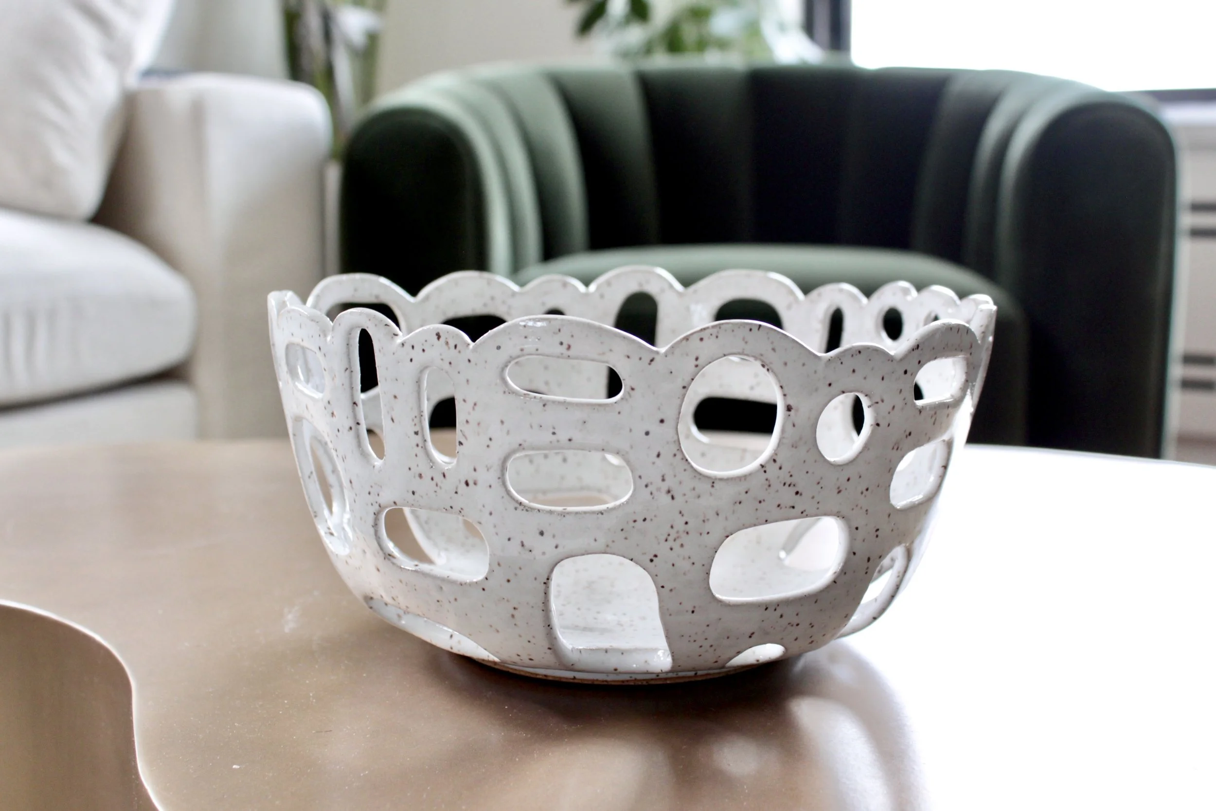 Scalloped Fruit Bowl in Speckled White