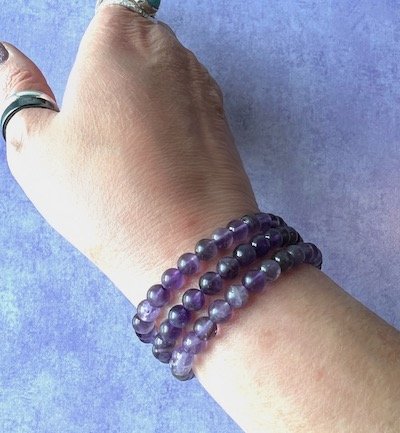 amethyst crysal healing braclet.jpeg