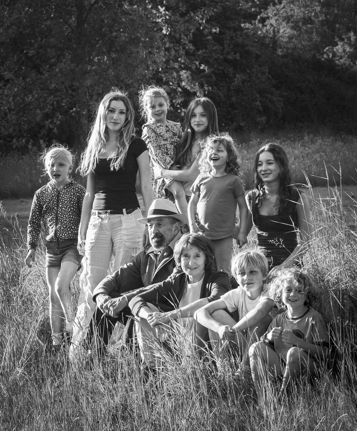 One of my favourite pictures from 2023, my parents with all of their grandchildren. Document your days 
.
.
.
.
.
#2023 #familyportraits #kentphotographer #londonphotographer #familyphotographer