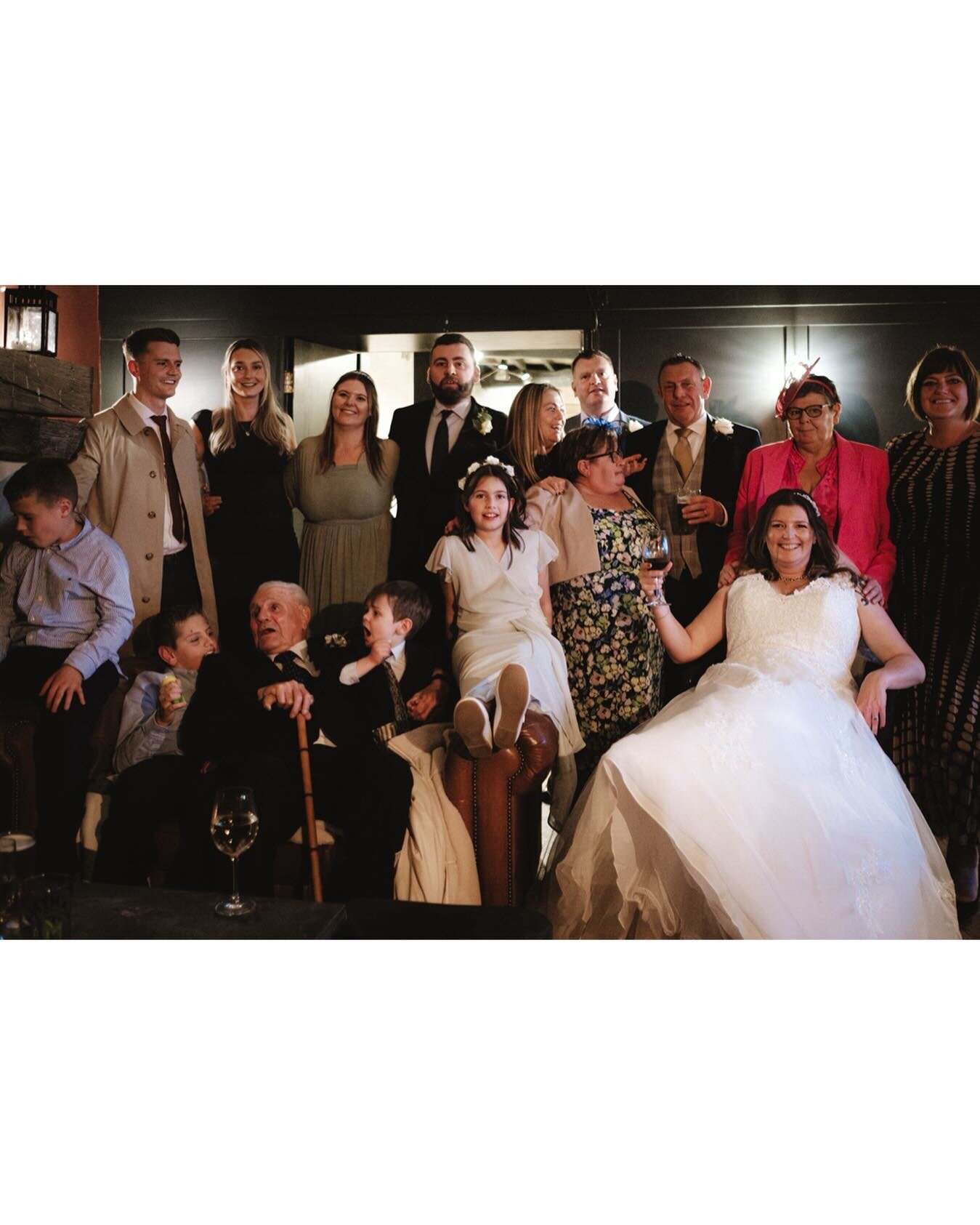 &ldquo;Dale, can you take our picture?&rdquo;
&ldquo;Yes, of course!&rdquo;
I much prefer the spontaneous group photo. A much more relaxed way of doing this kind of thing. 

@thecrownthistle @oakmaninns #aningdon #oxfordshire #oxfordshirewedding #oxf