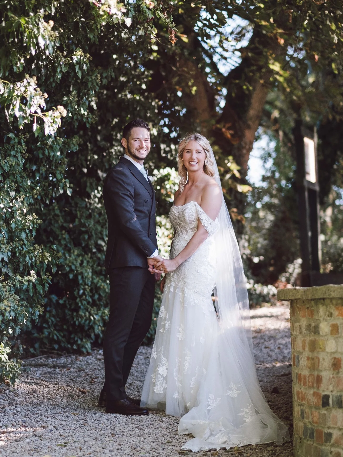 Looking back to sunnier days. Can&rsquo;t wait to get back to it at @lainsbarn as it always seems to be sunny there when I go - I don&rsquo;t know how they do it!
Joke aside it&rsquo;s an amazing place for a wedding in picture perfect surroundings to