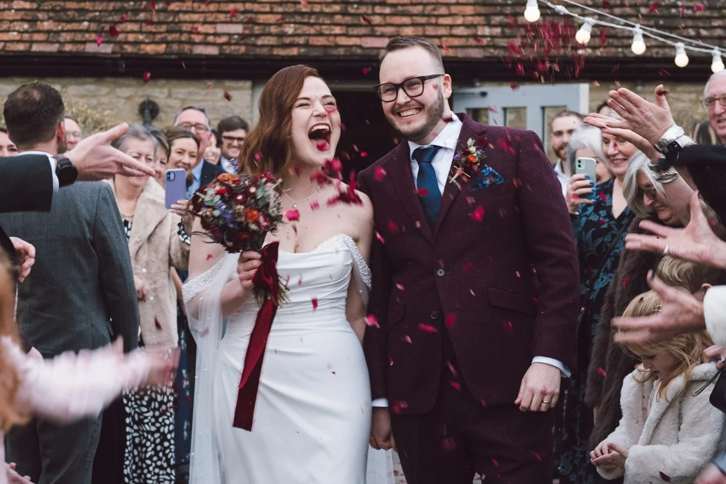 It was a slightly wet day at @strattoncourtbarn for Tom and Harrie&rsquo;s wedding day a couple of weeks back. But it certainly didn&rsquo;t dampen the smiles. 
One of the most fun and smiliest couples I have met. 

#strattoncourtbarnwedding #oxfords