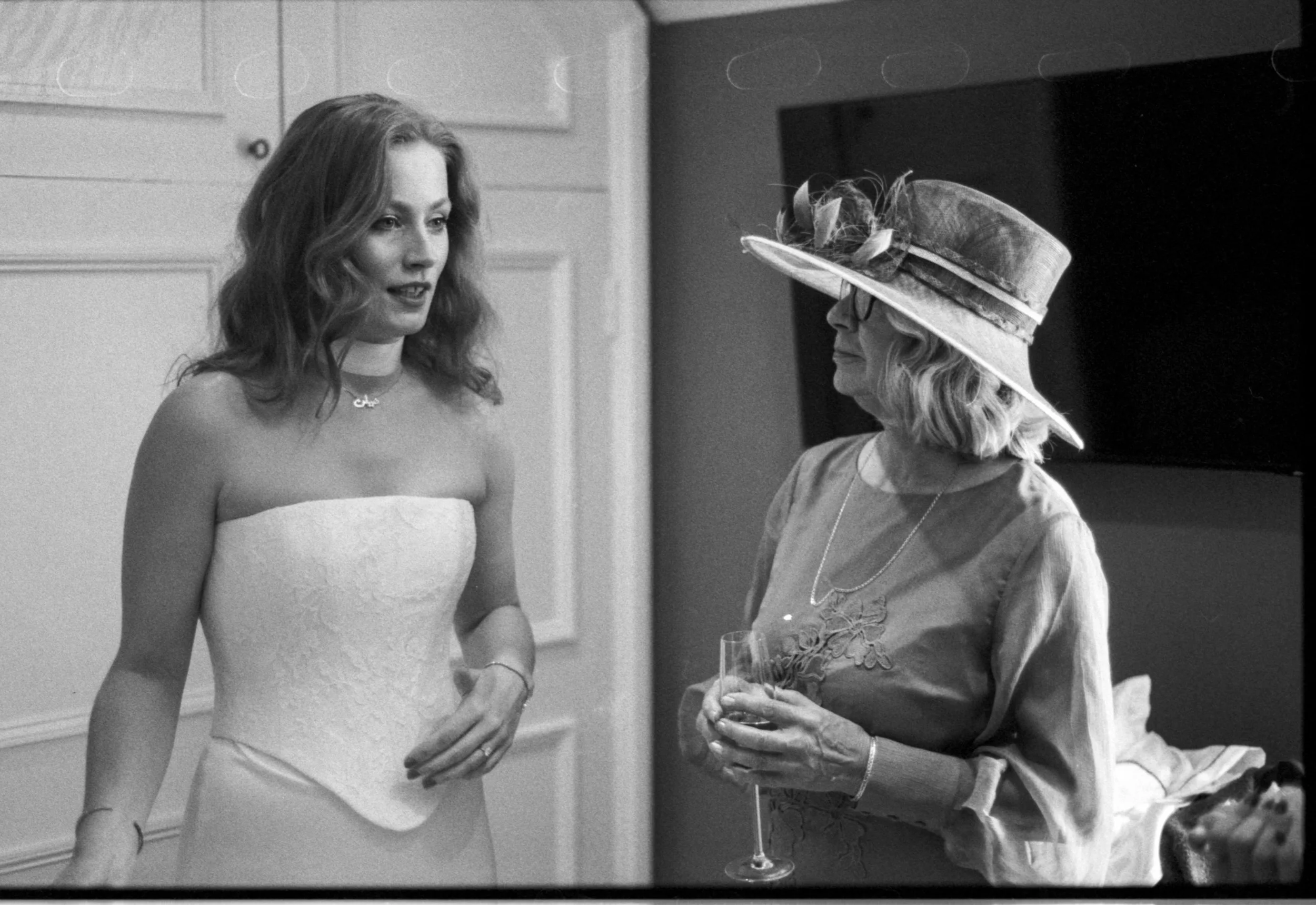Analogue wedding. Photographed using 35mm Kentmere400 pushed 1 stop. 
Polly and Henry&rsquo;s wedding took place in the banks of the river Thames at the picturesque @troutattadpolebridge during early summer. 
It was an amazing day and Polly and Henry