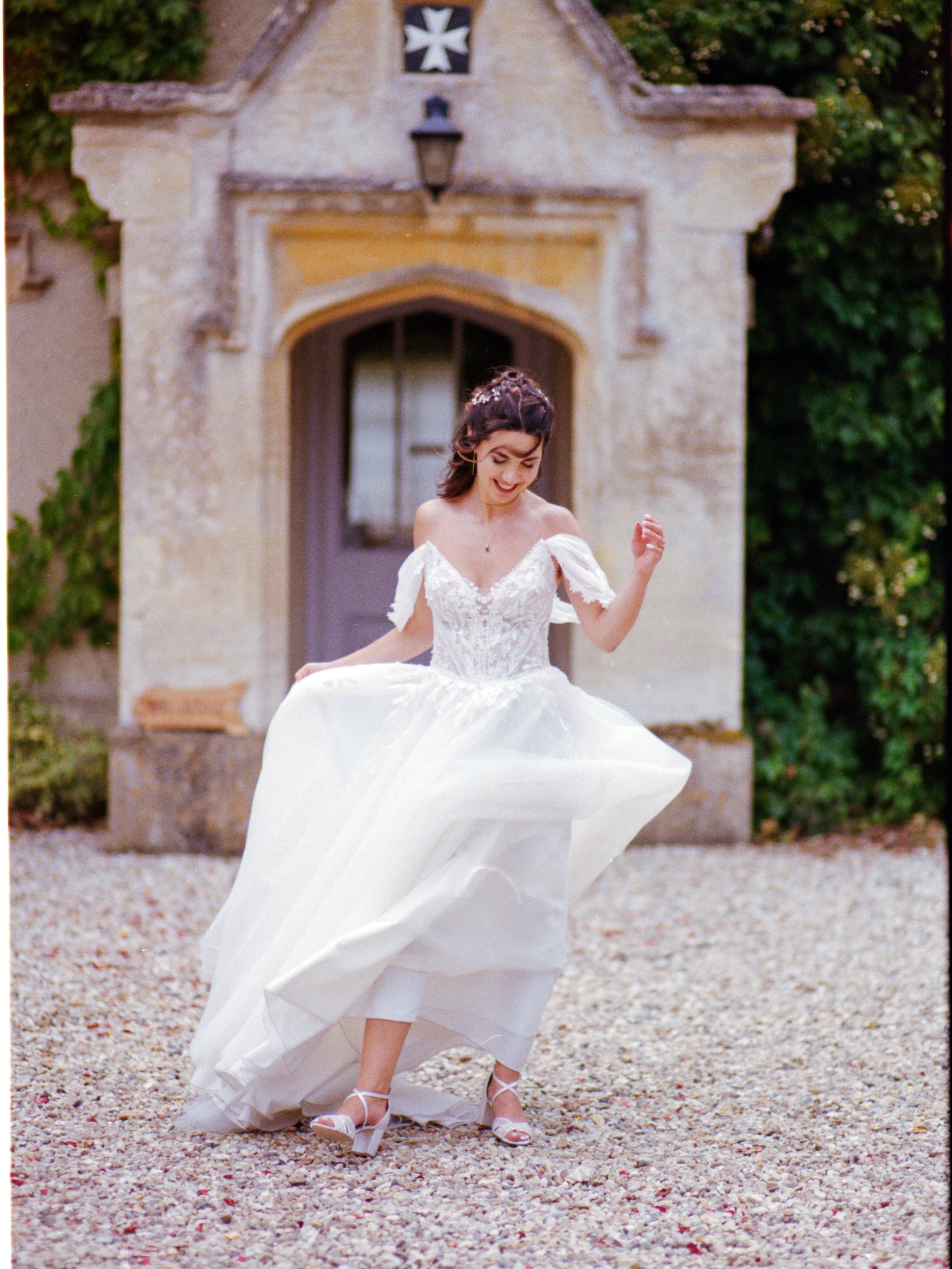 More weddings photographed using 35mm film. This time Jasmine and Jacob&rsquo;s wedding photographed at the stunning and perfectly located @friarscourtclanfield in Oxfordshire. Home to one of the most beautifully landscaped gardens. Ideal venue for y