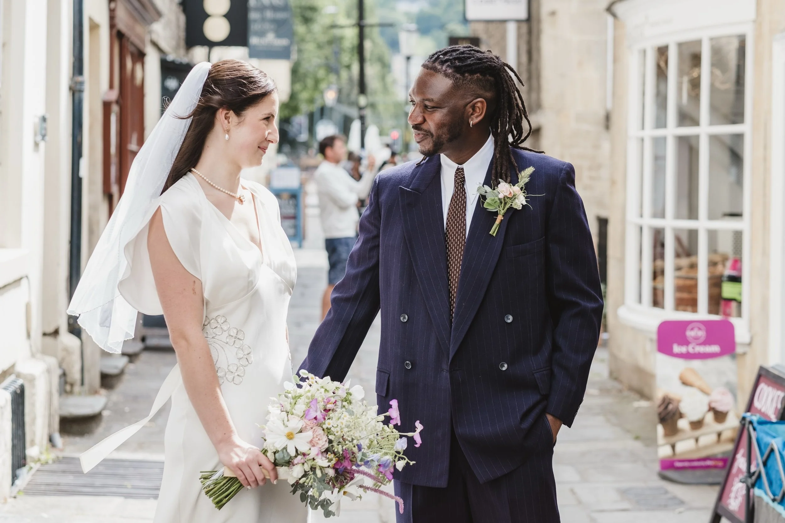 I&rsquo;ve had the pleasure of photographing a few weddings in the city of Bath this year and what a great city it is. 
Bex and Ayo&rsquo;s wedding took place in the Guildhall in Bath followed by a walk around Bath itself and onto the @bathwickboatma