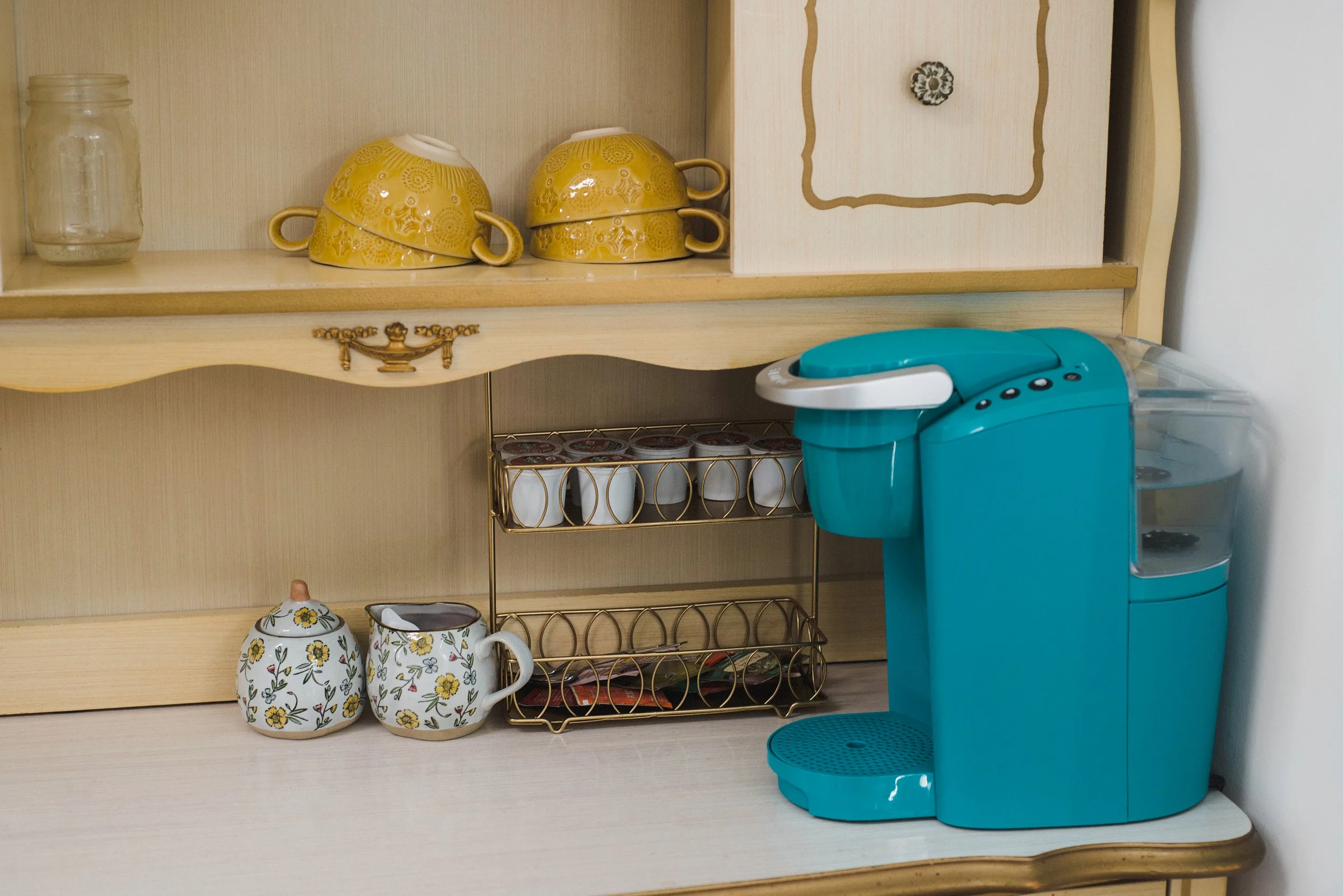 amenities at wood and wire studio in west brownsville, coffee mugs and machine