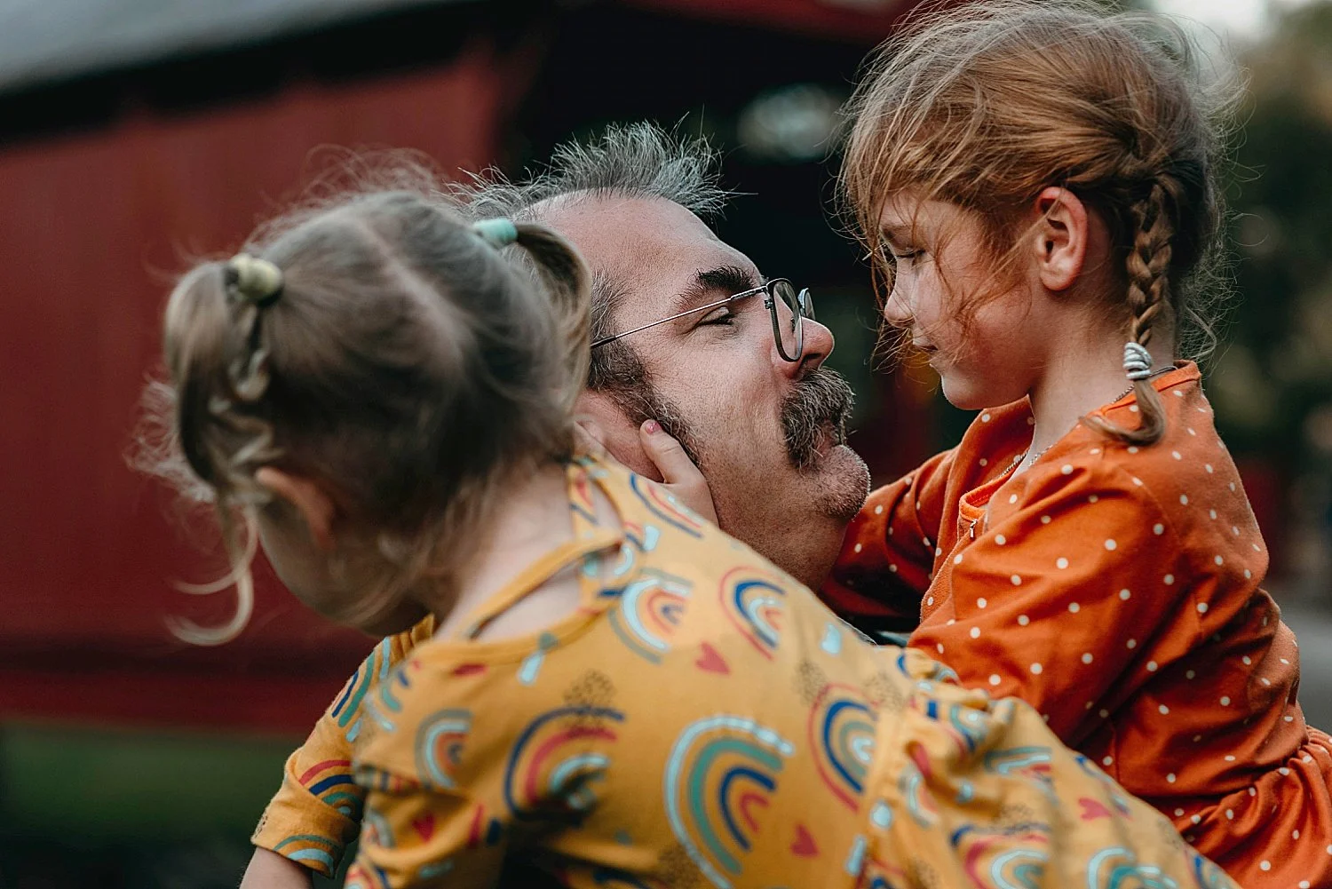 two girls with their dad at a family portrait session in mingo creek park, finleyville