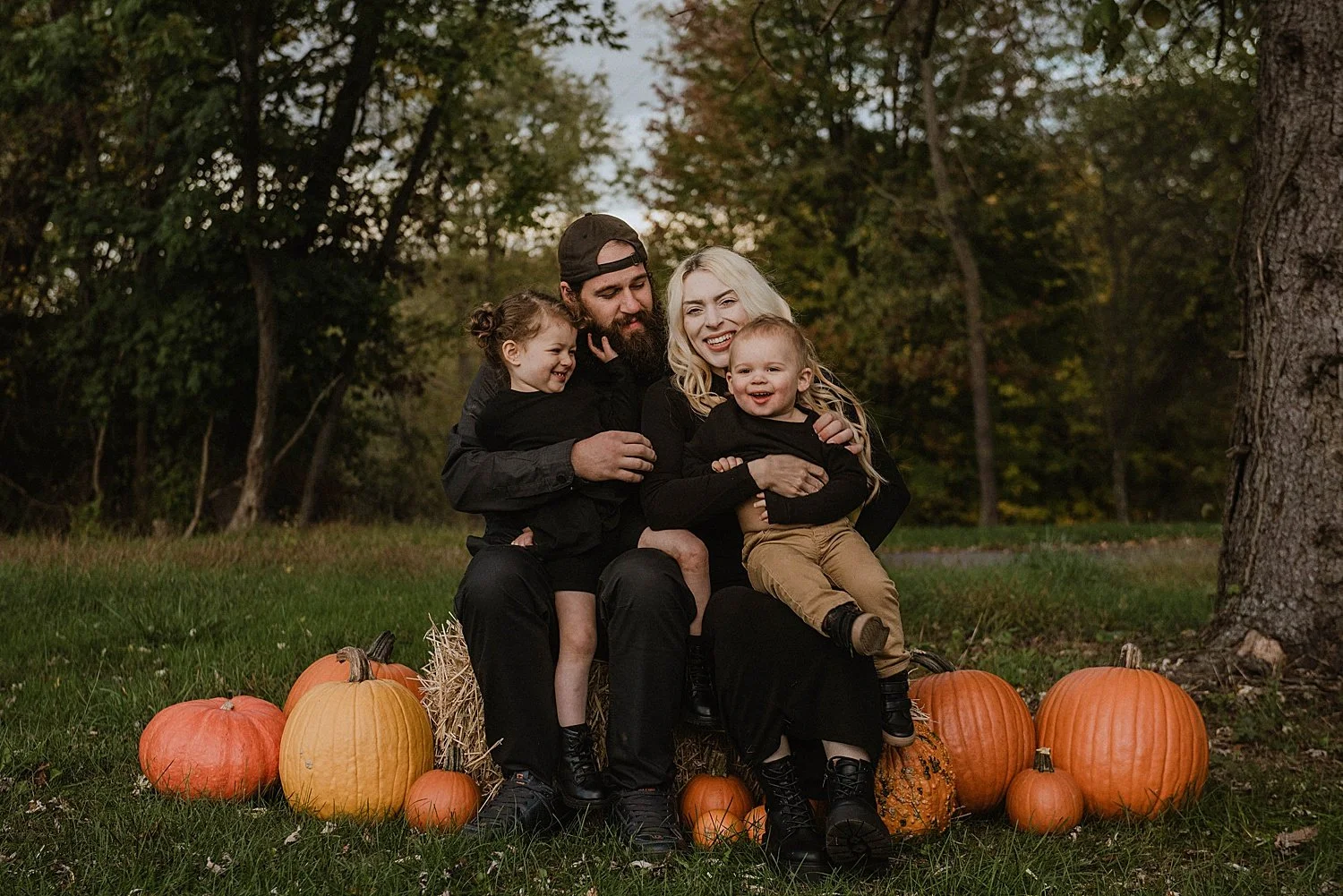 family portraits in the fall, mini sessions 2025, near Brownsville, PA