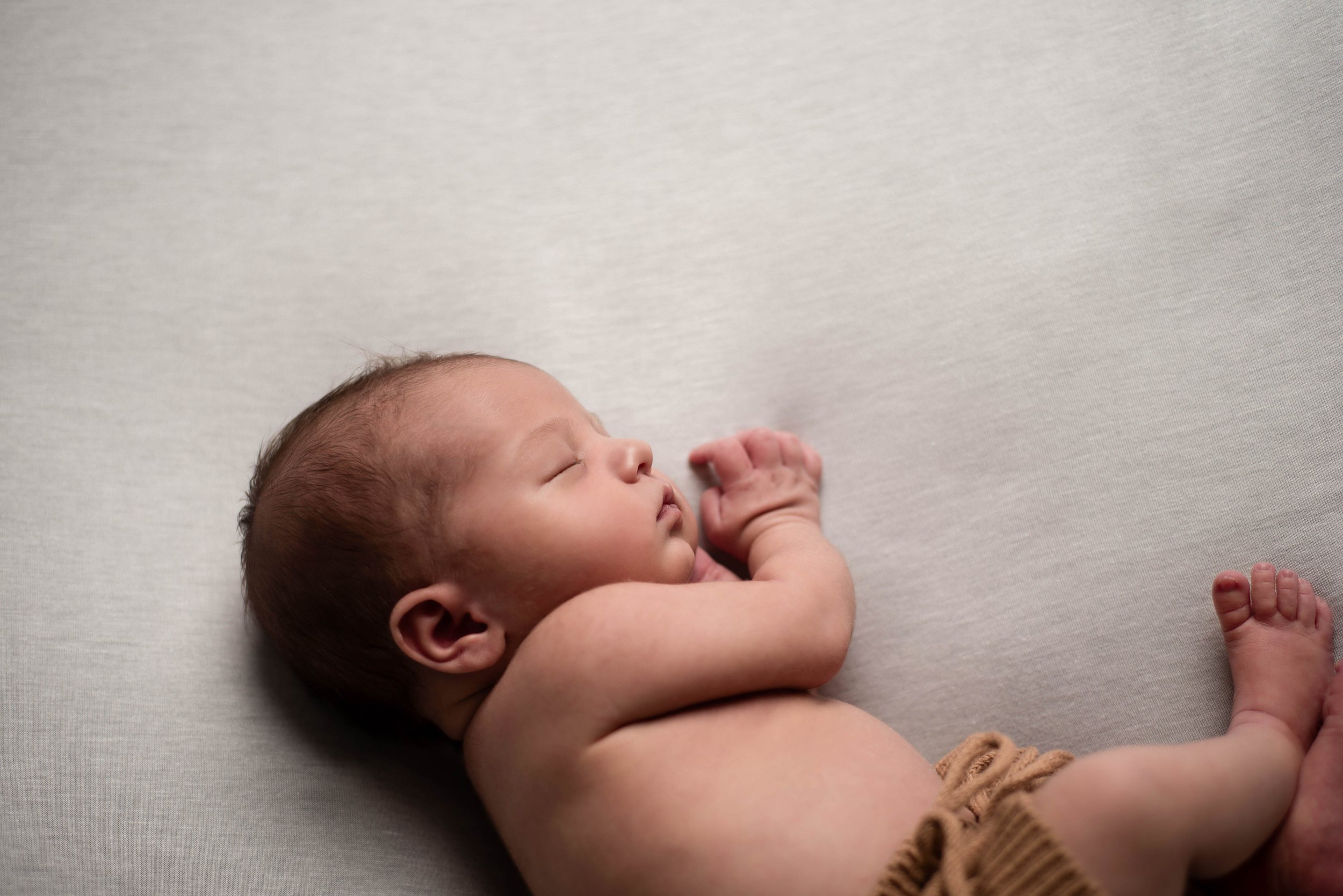 Clean minimal newborn photography
