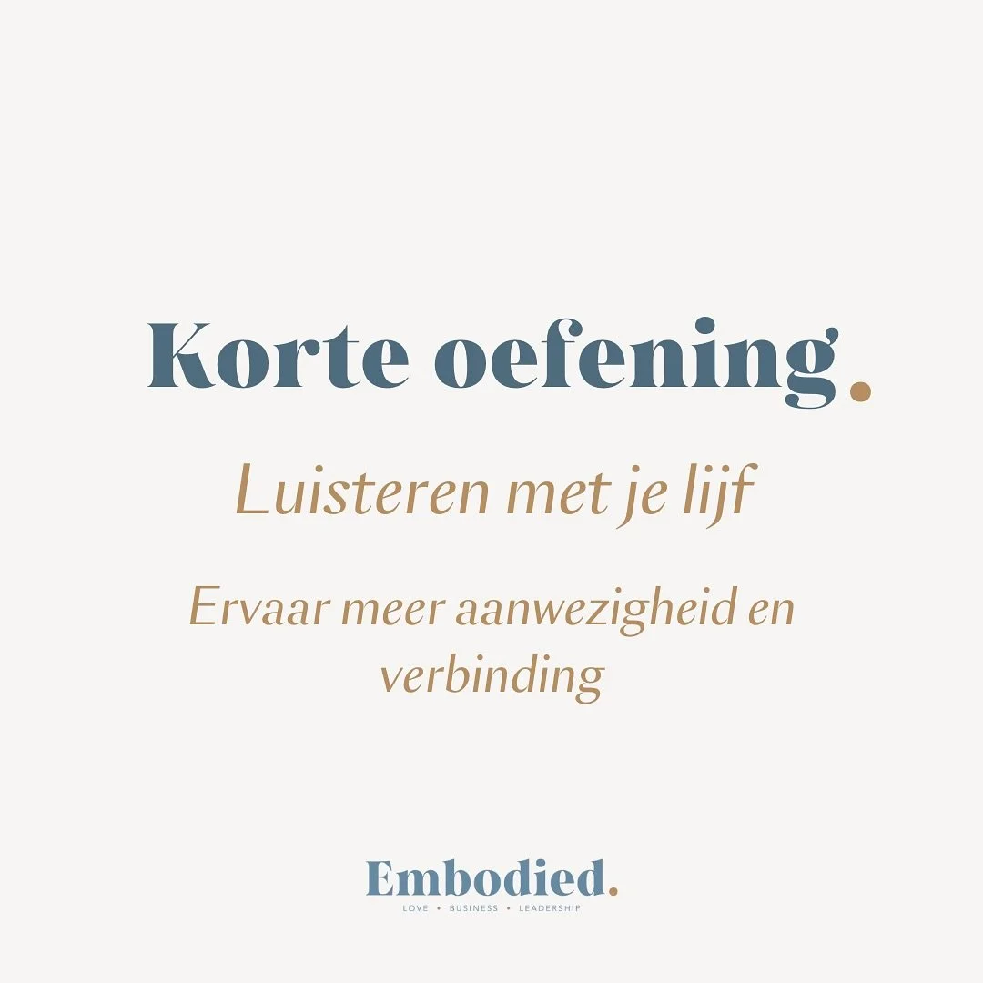 We luisteren vaak om te antwoorden.
We horen de woorden van de ander, maar ondertussen zijn we al bezig met wat we zelf willen zeggen. Daardoor missen we vaak wat er onder de woorden leeft. 🌿

&ldquo;Luisteren met je lijf&rdquo; is een onderdeel van